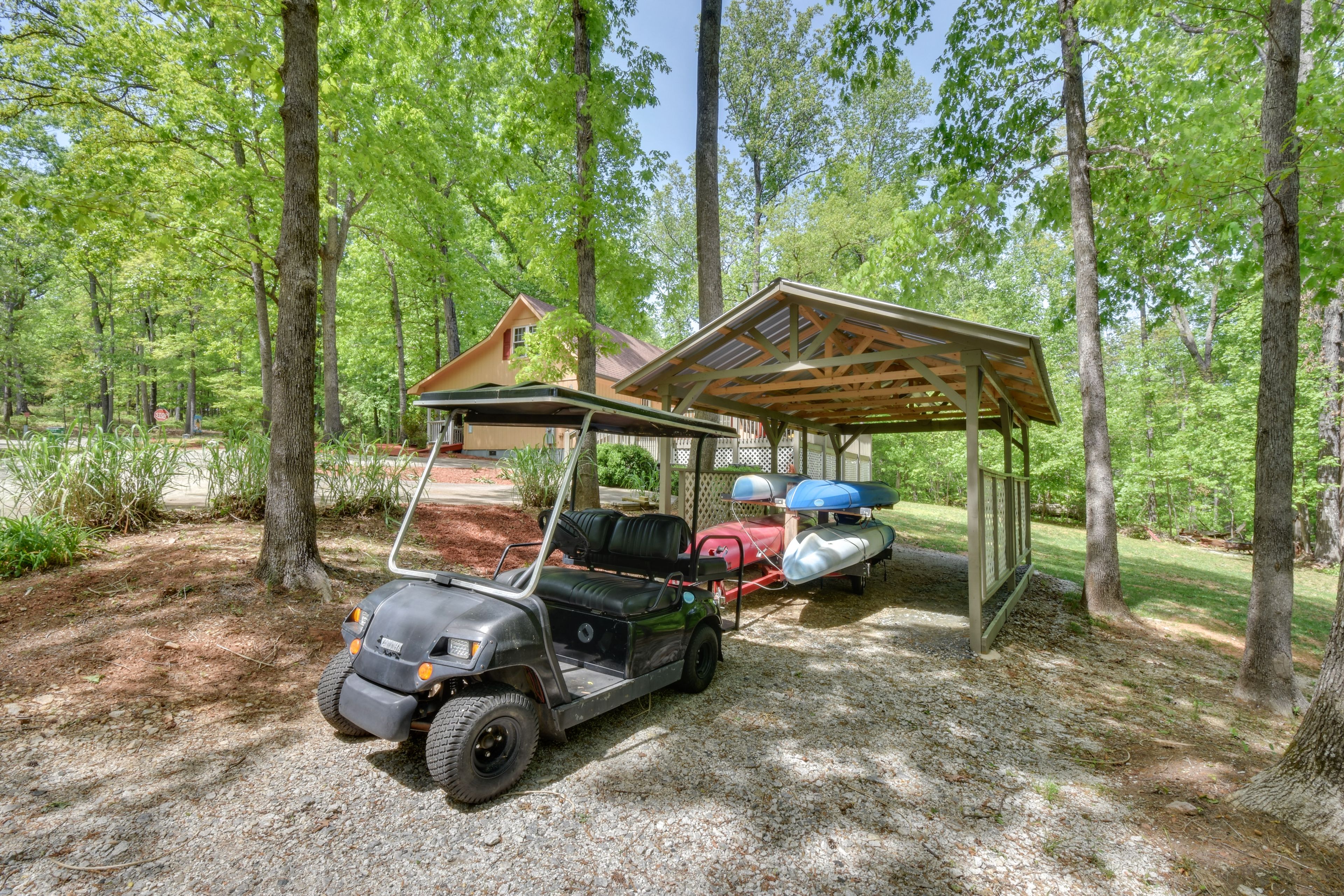 Golf Cart & Kayaks Provided | 0.2 Miles From Lake Hartwell