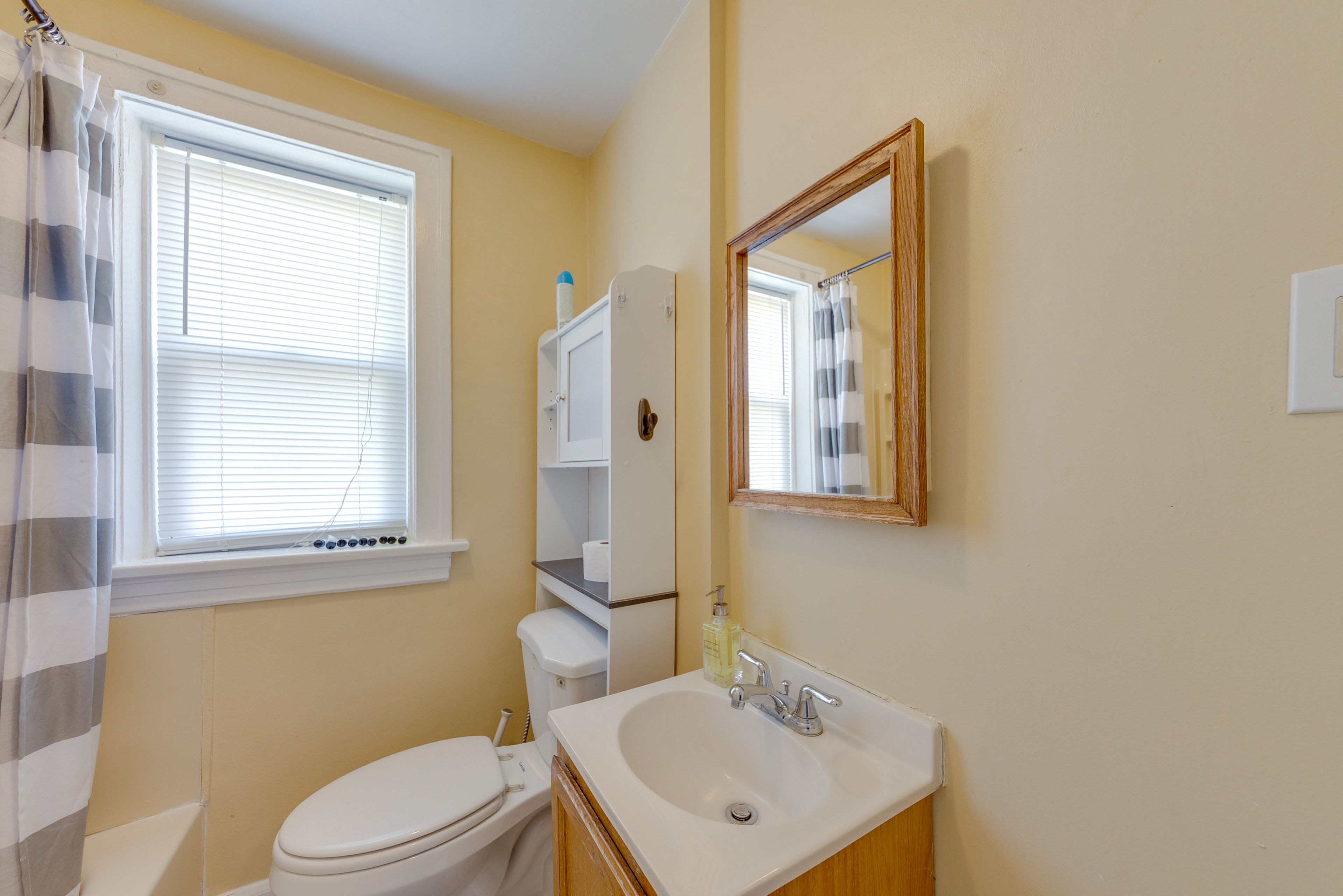 Full Bathroom | Towels Provided | Complimentary Toiletries