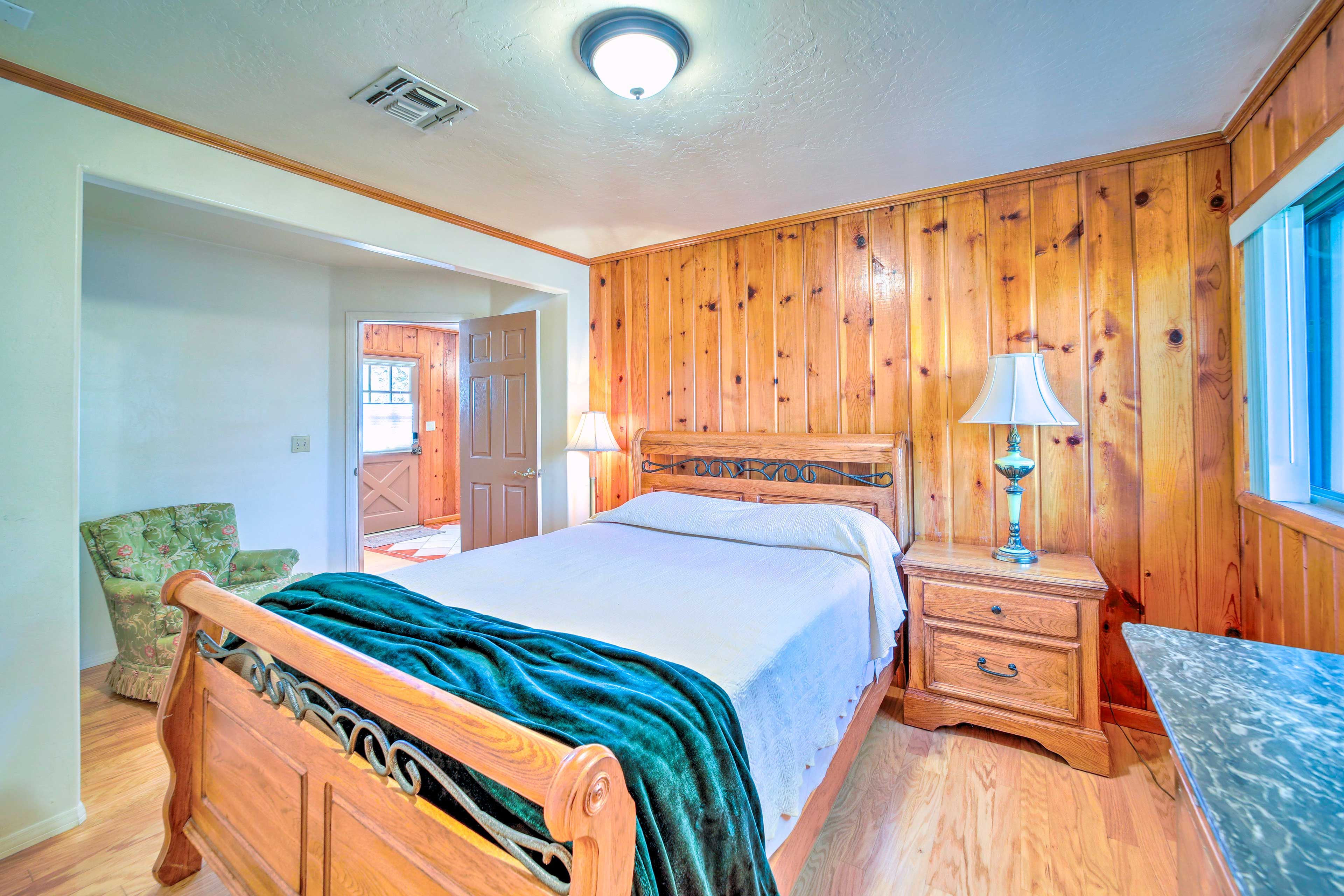 Bedroom 2 | Queen Bed