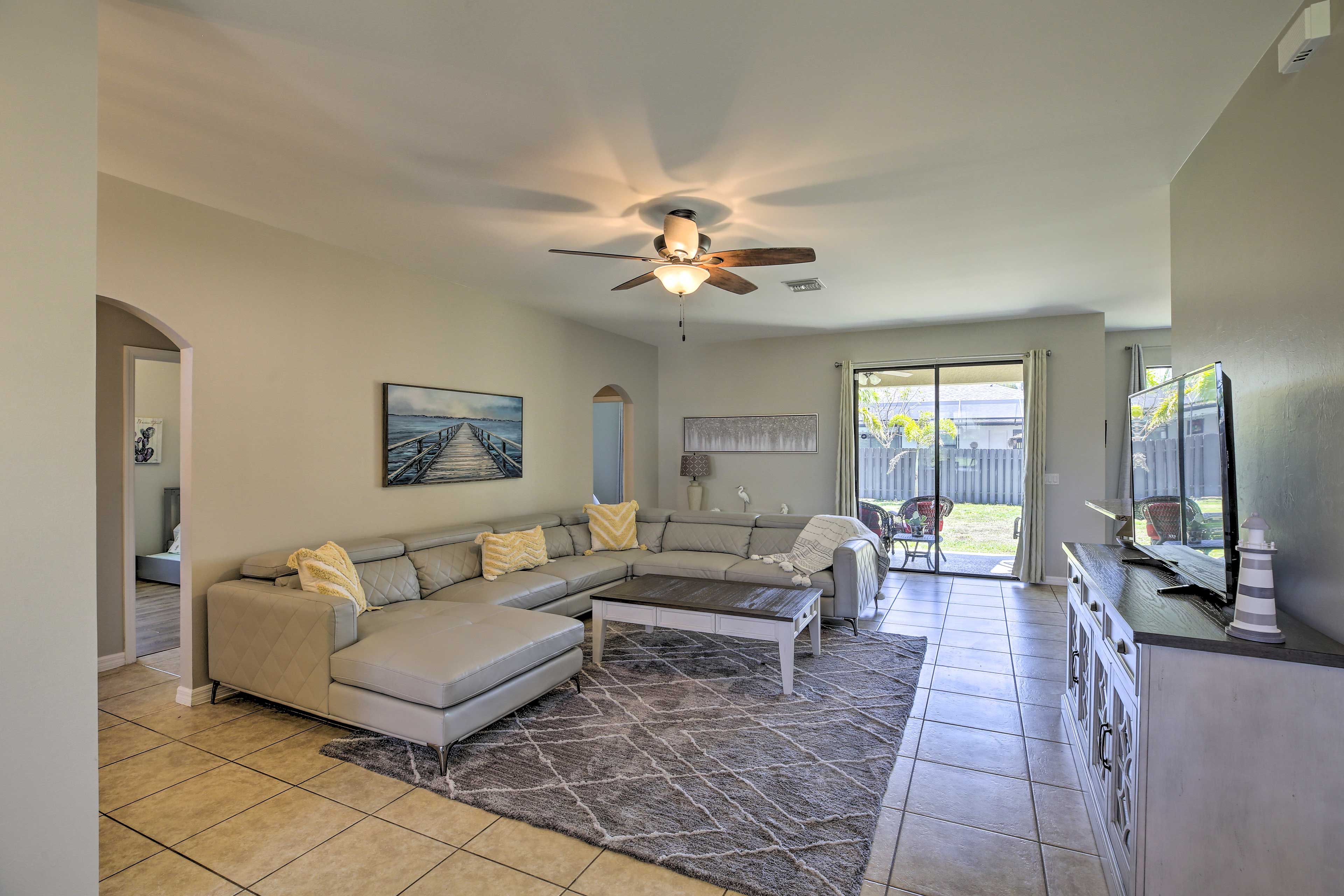 Living Room | Smart TV w/ Cable/Satellite