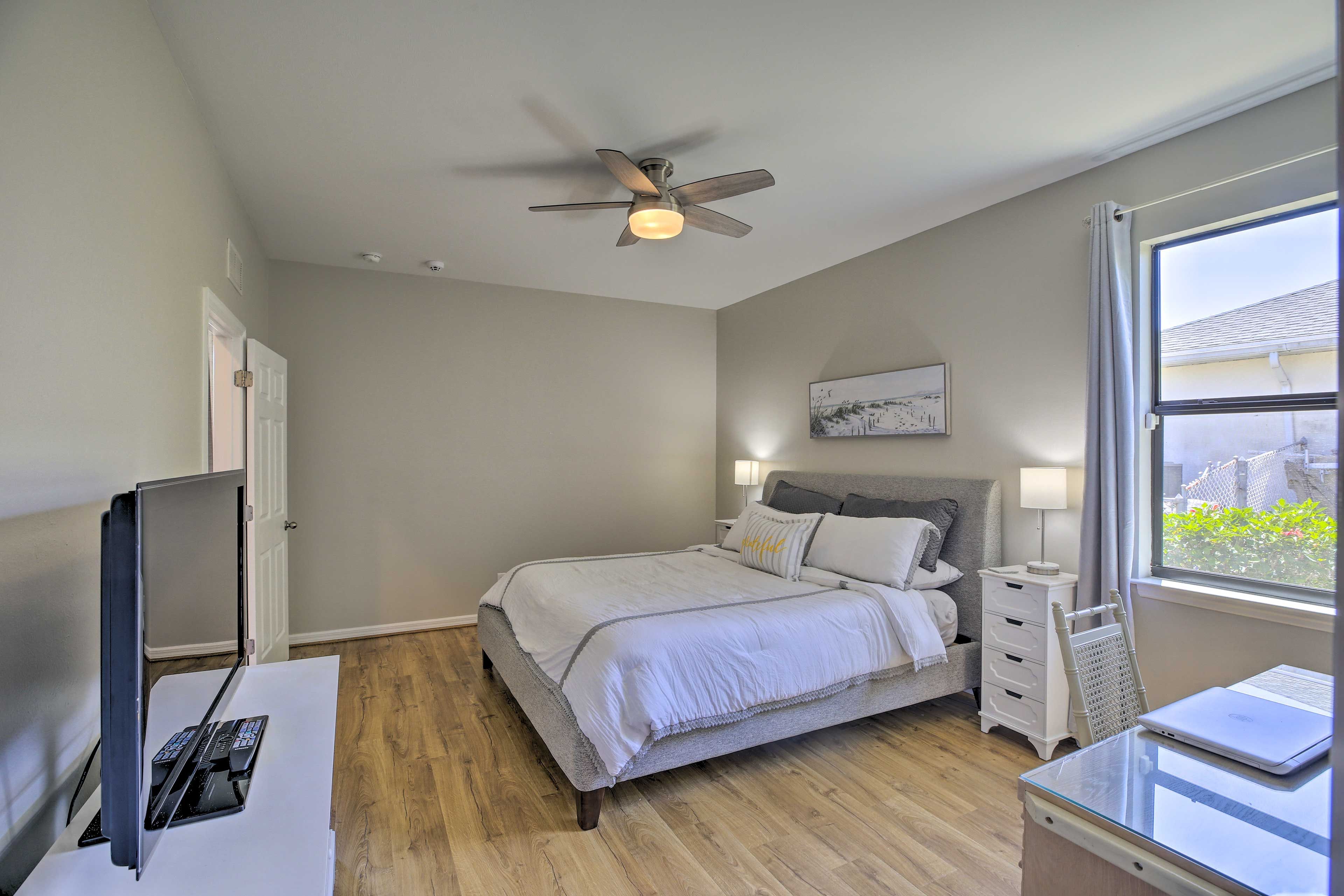 Bedroom 1 | Smart TV w/ Cable/Satellite
