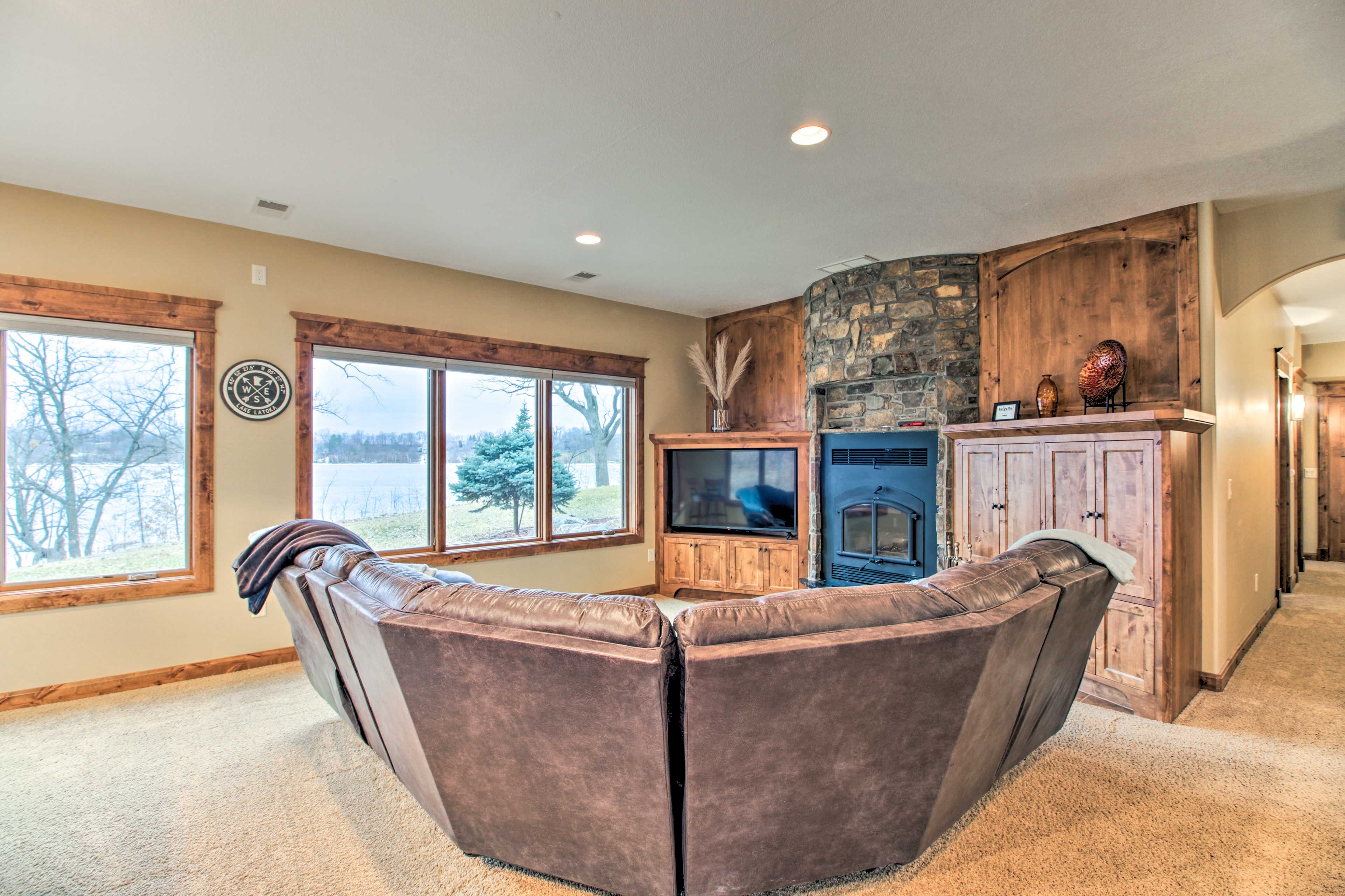 Downstairs Living Area | Sleeper Sofa | Gas Fireplace