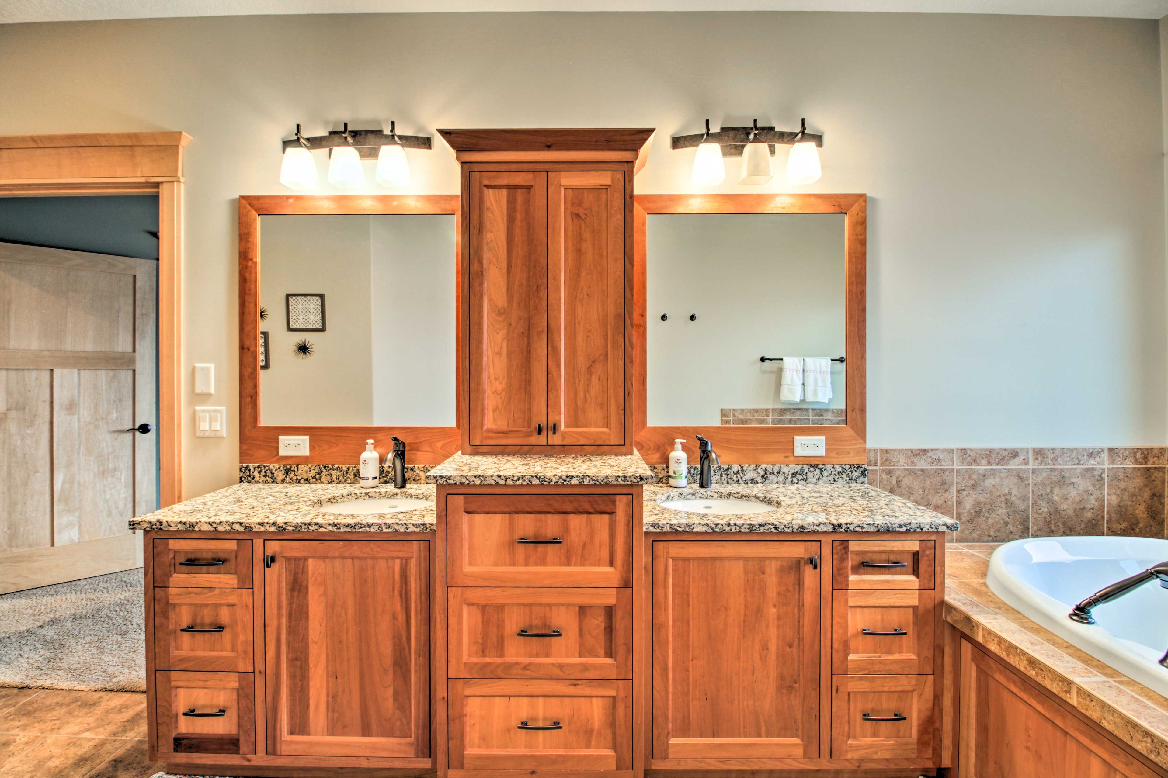 En-Suite Bathroom | Linens & Towels Provided