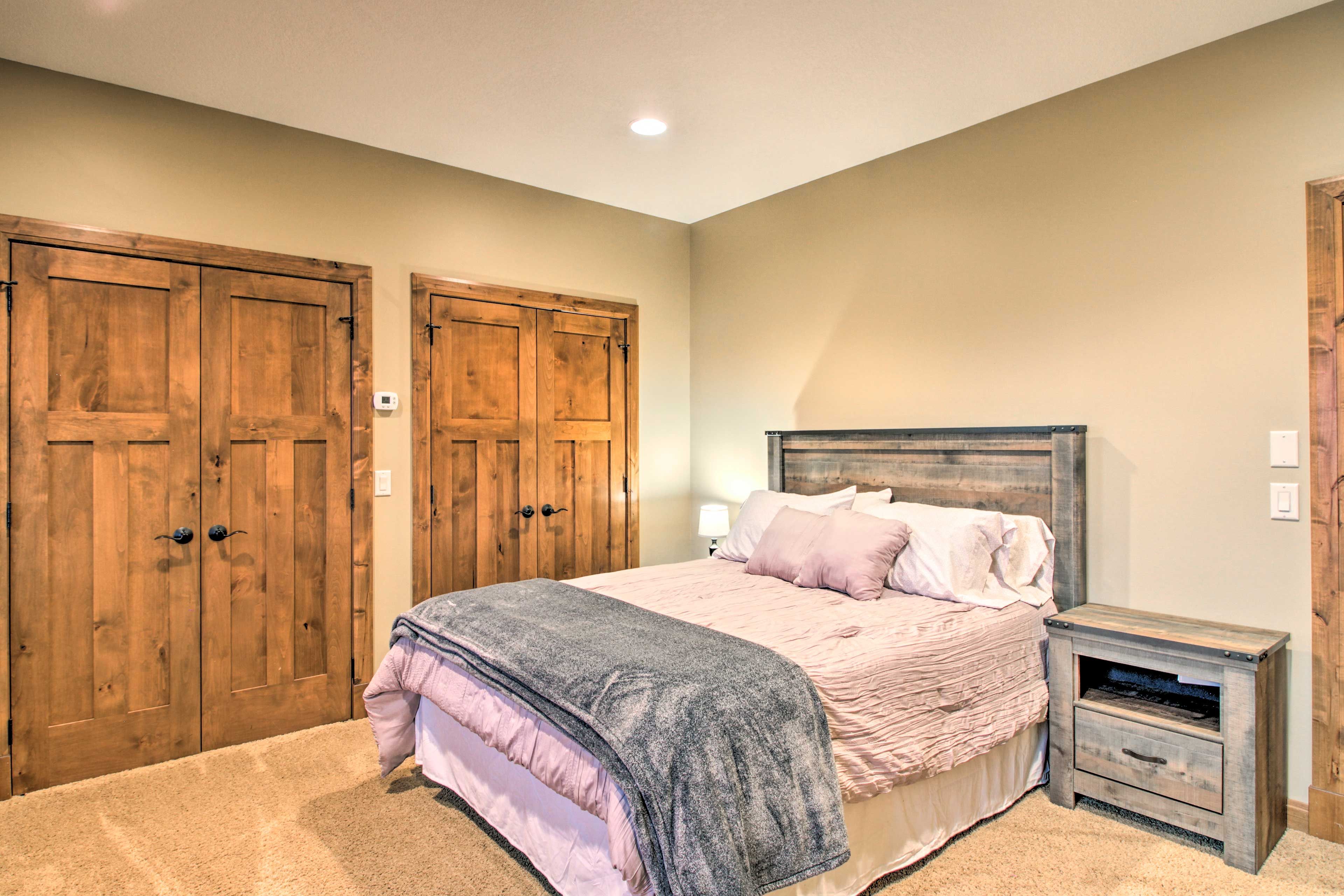 Bedroom 6 | 1st Floor | King Bed