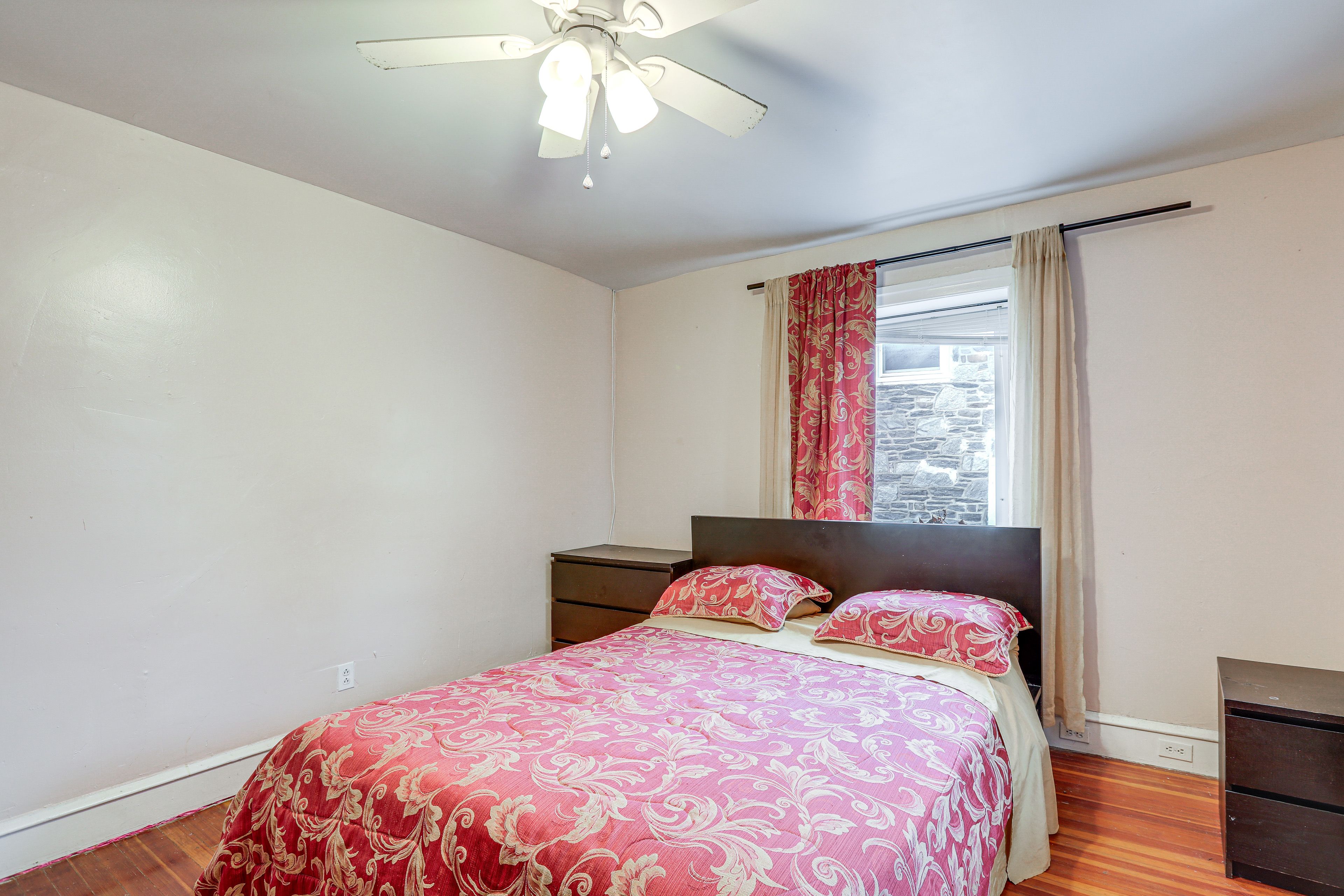 Bedroom 2 | Queen Bed | Desk | 2nd Floor