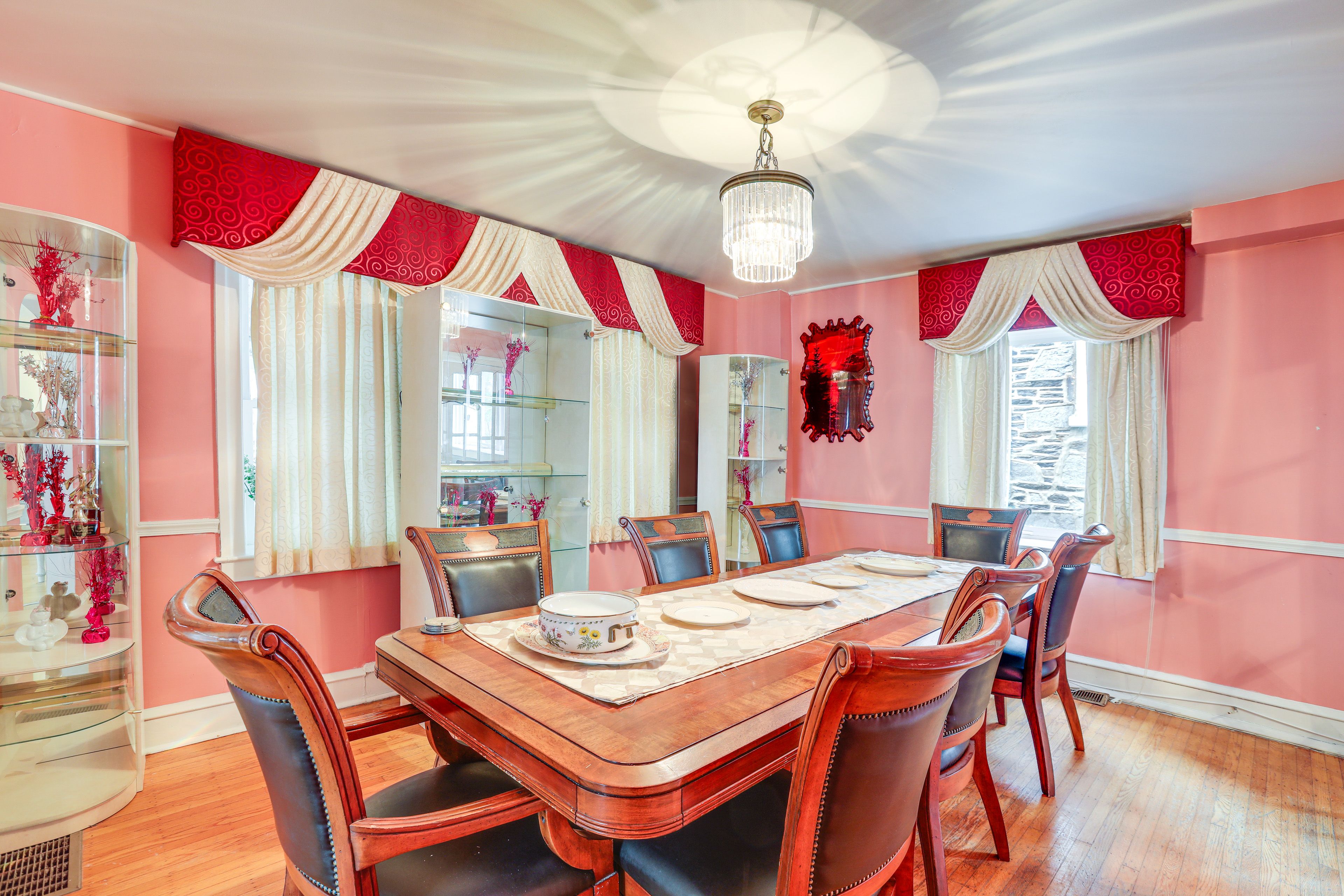 Dining Room | Free WiFi | Central Air Conditioning/Heat