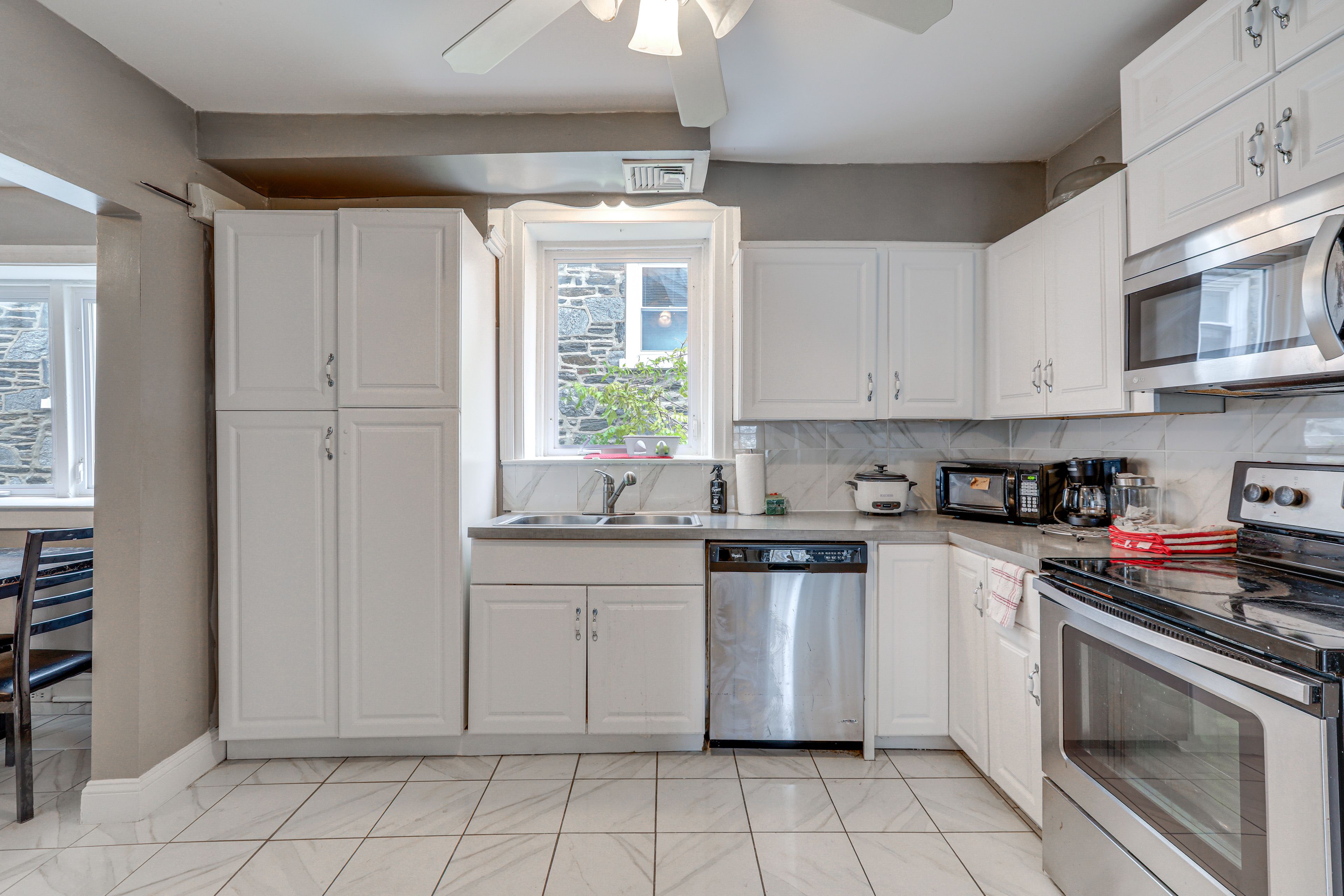 Kitchen | Refrigerator | Dining Table