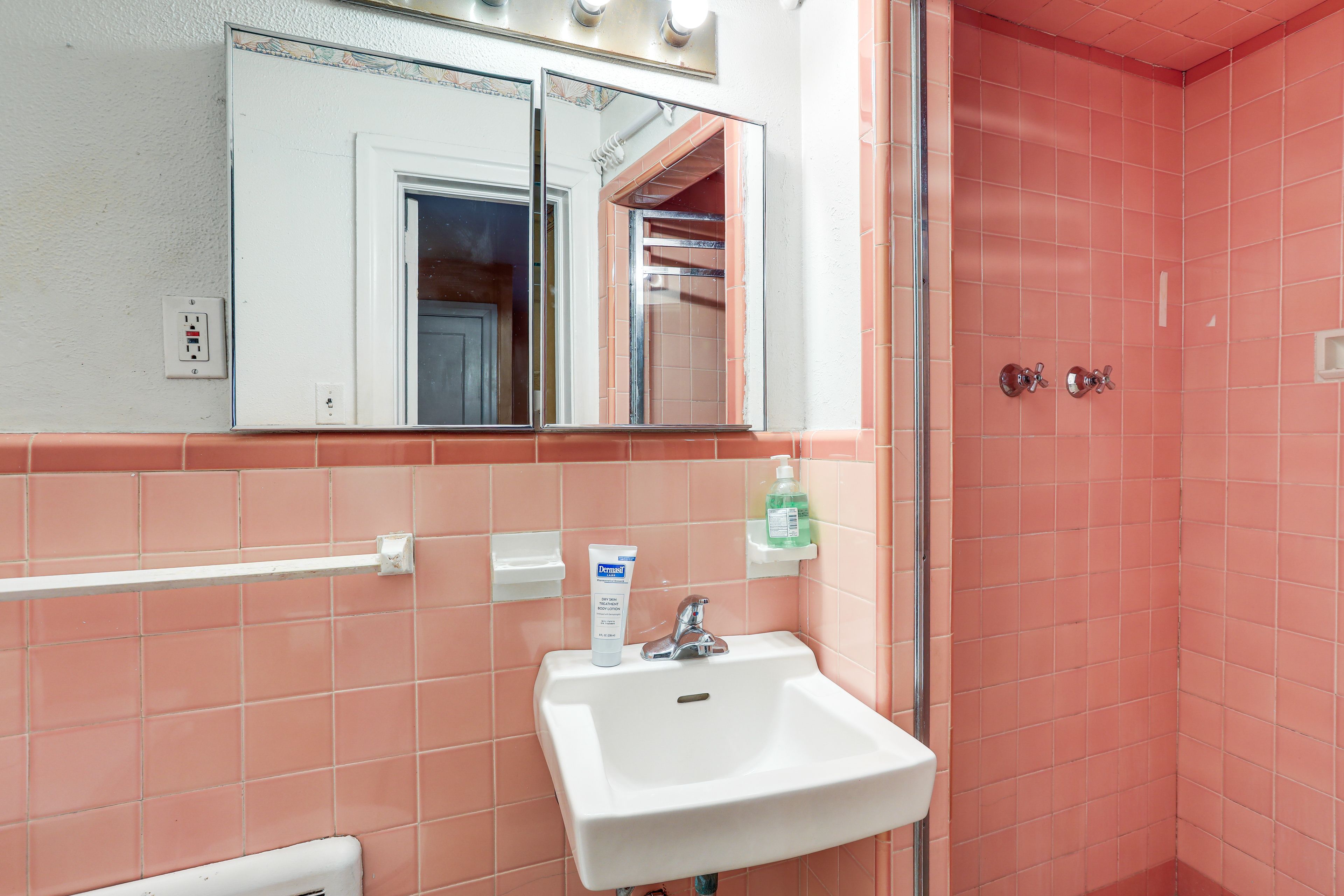 Bathroom | Shower | Towels Provided | 2nd Floor