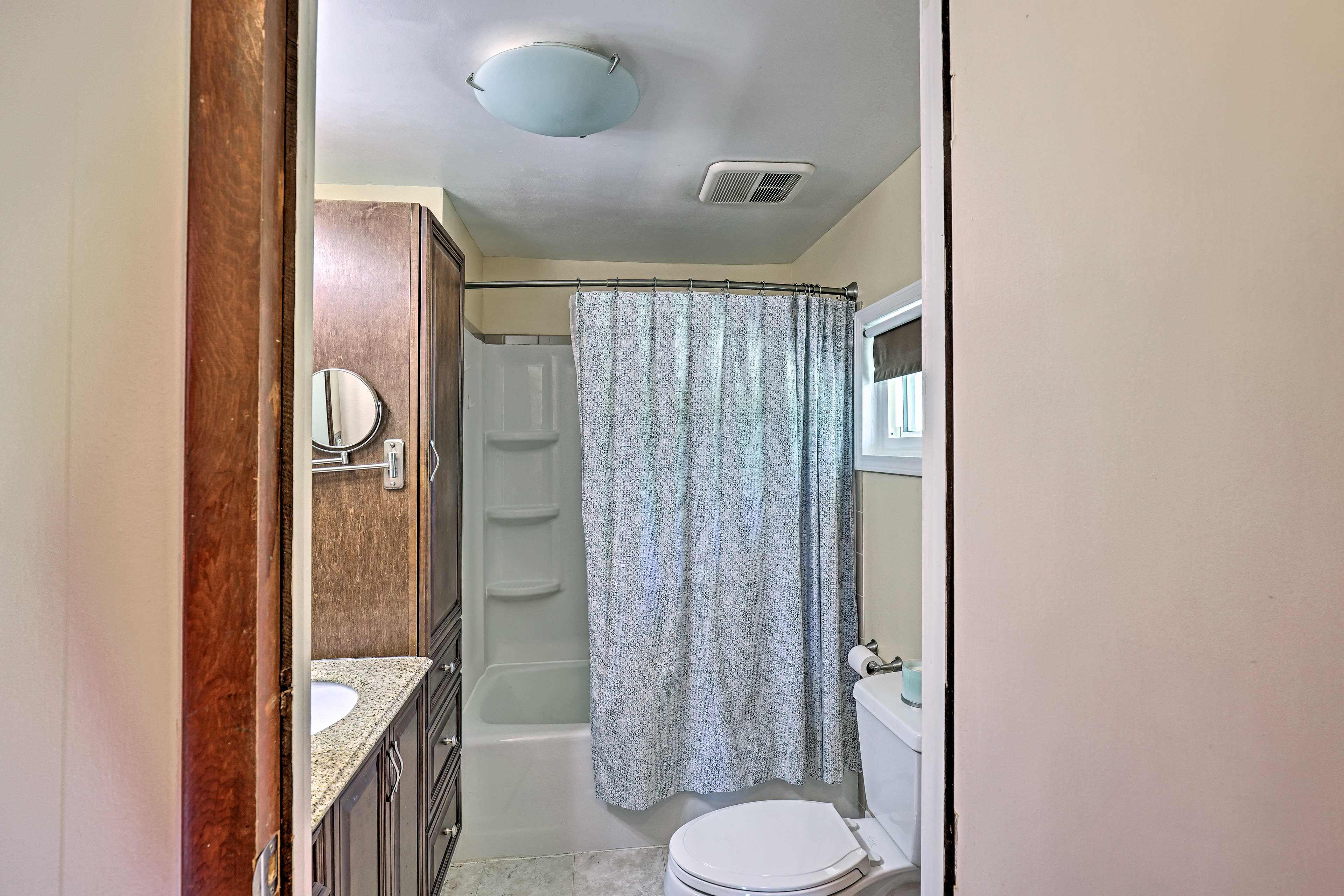 Full Bathroom | 2nd Floor | Linens & Towels Provided