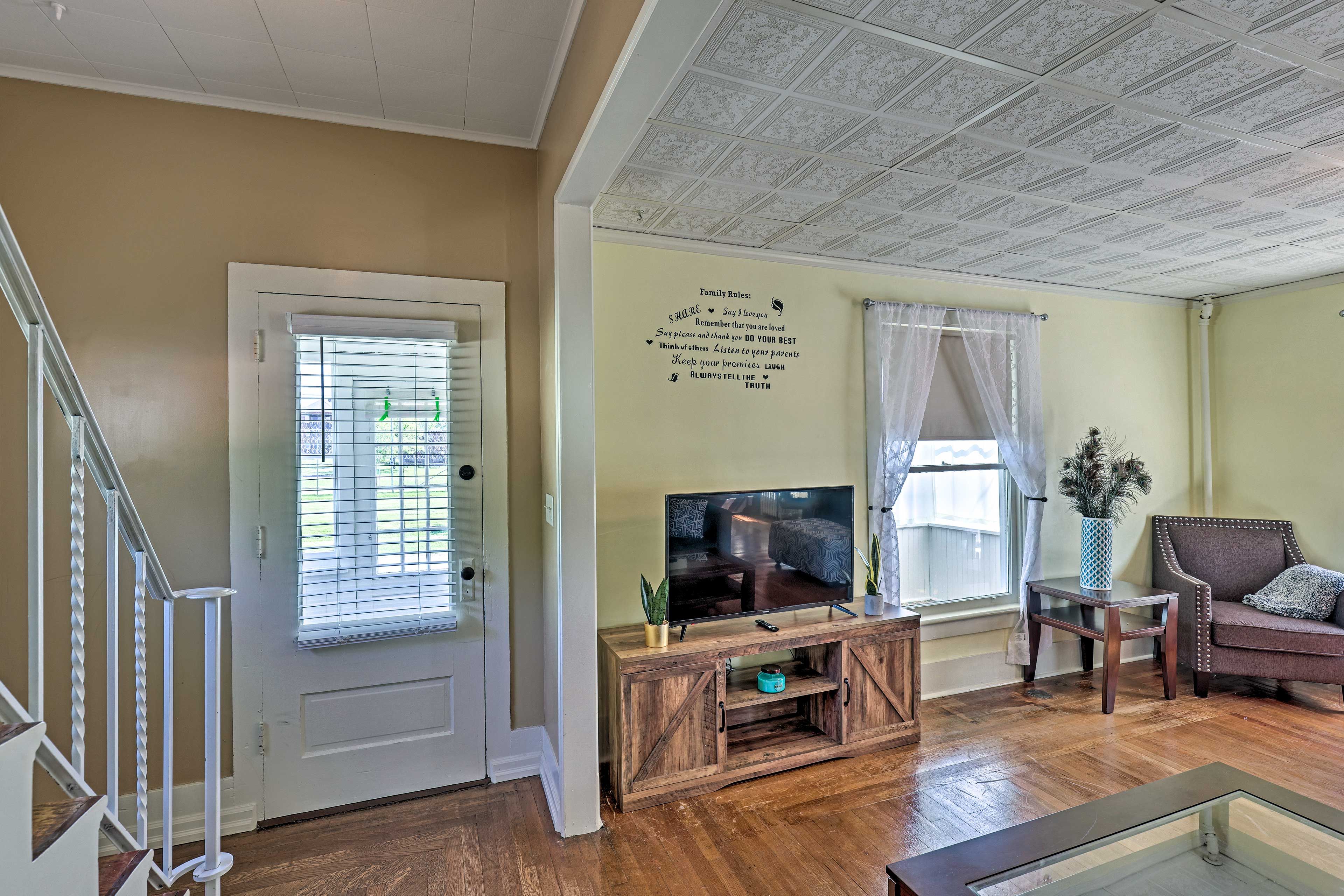 Living Room | Smart TV w/ Cable/Satellite