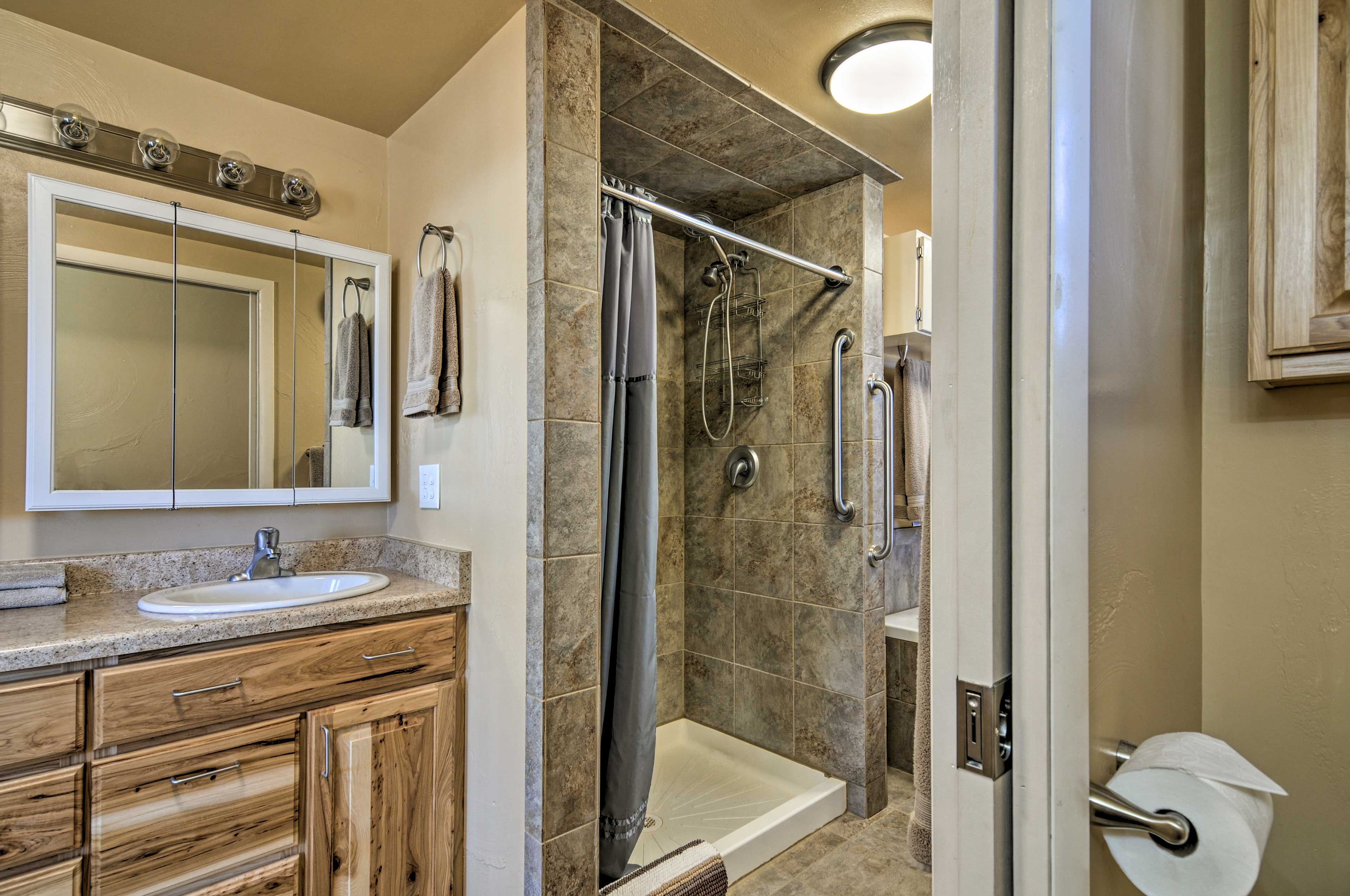 Full Bathroom | Towels Provided
