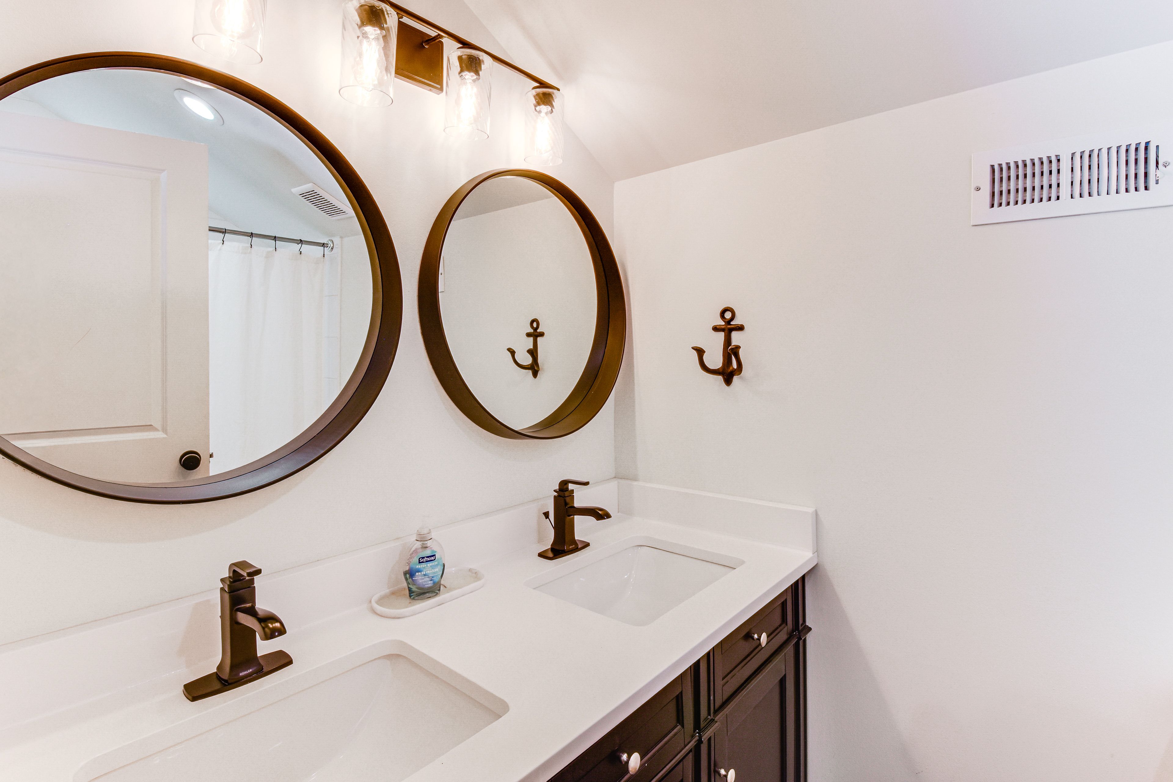 Full Bathroom | Towels Provided | Shower/Tub Combo
