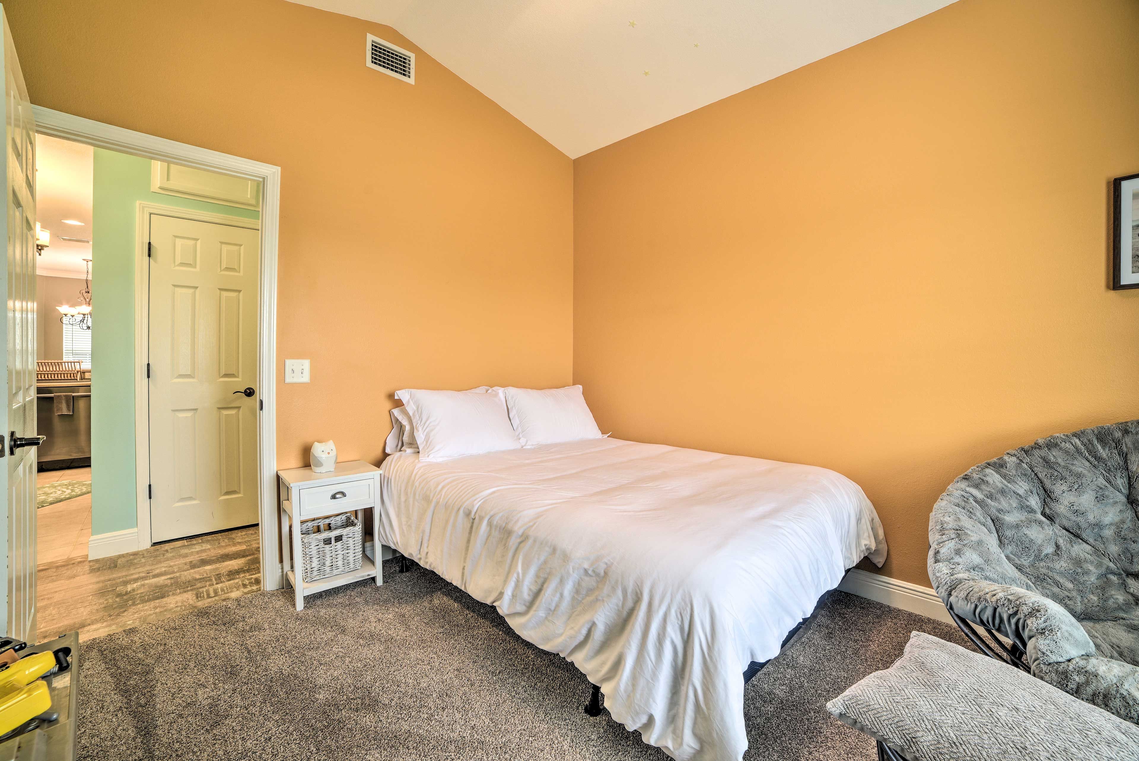 Bedroom 3 | Queen Bed
