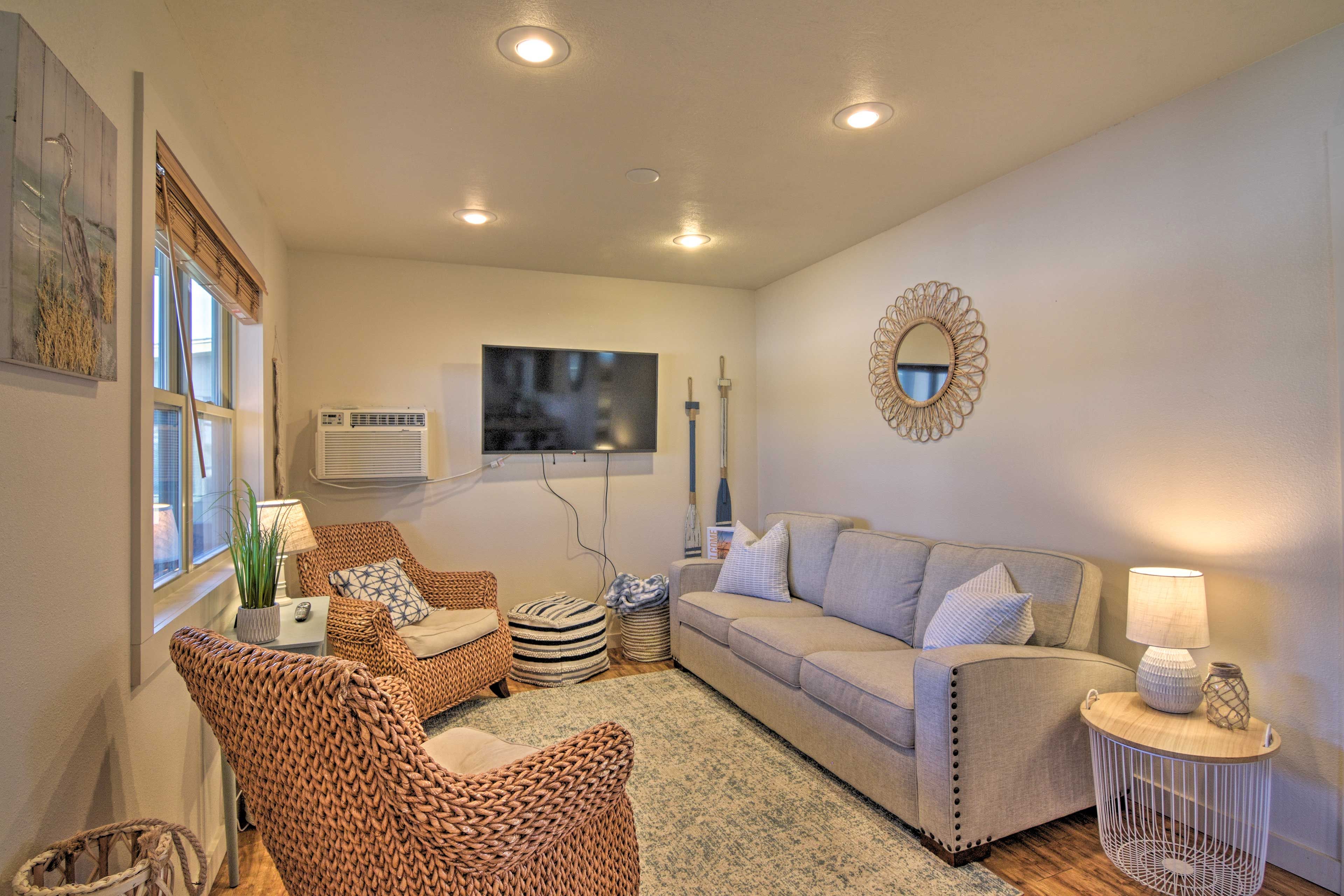 Living Room | Smart TV | A/C Units