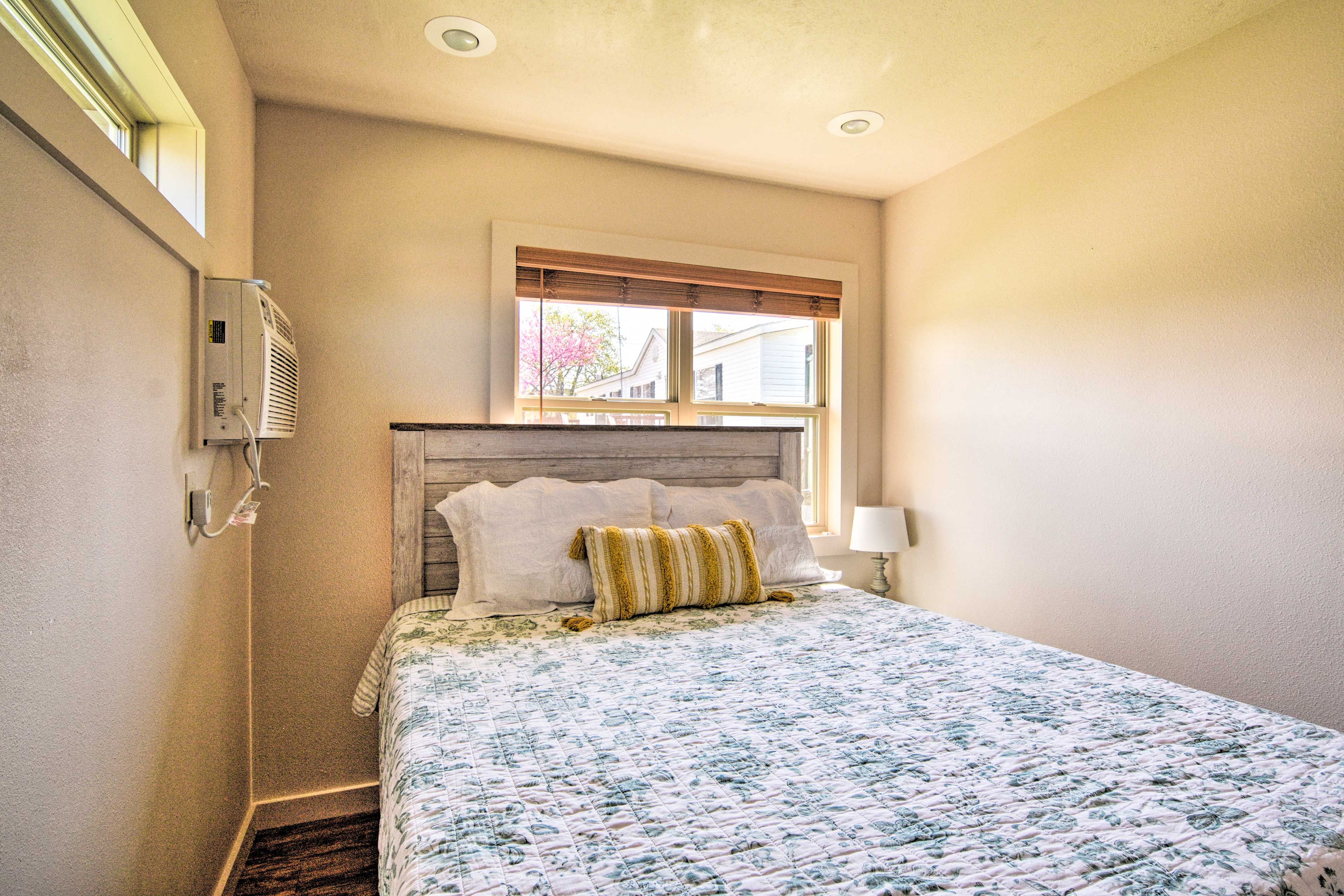 Bedroom 1 | Queen Bed