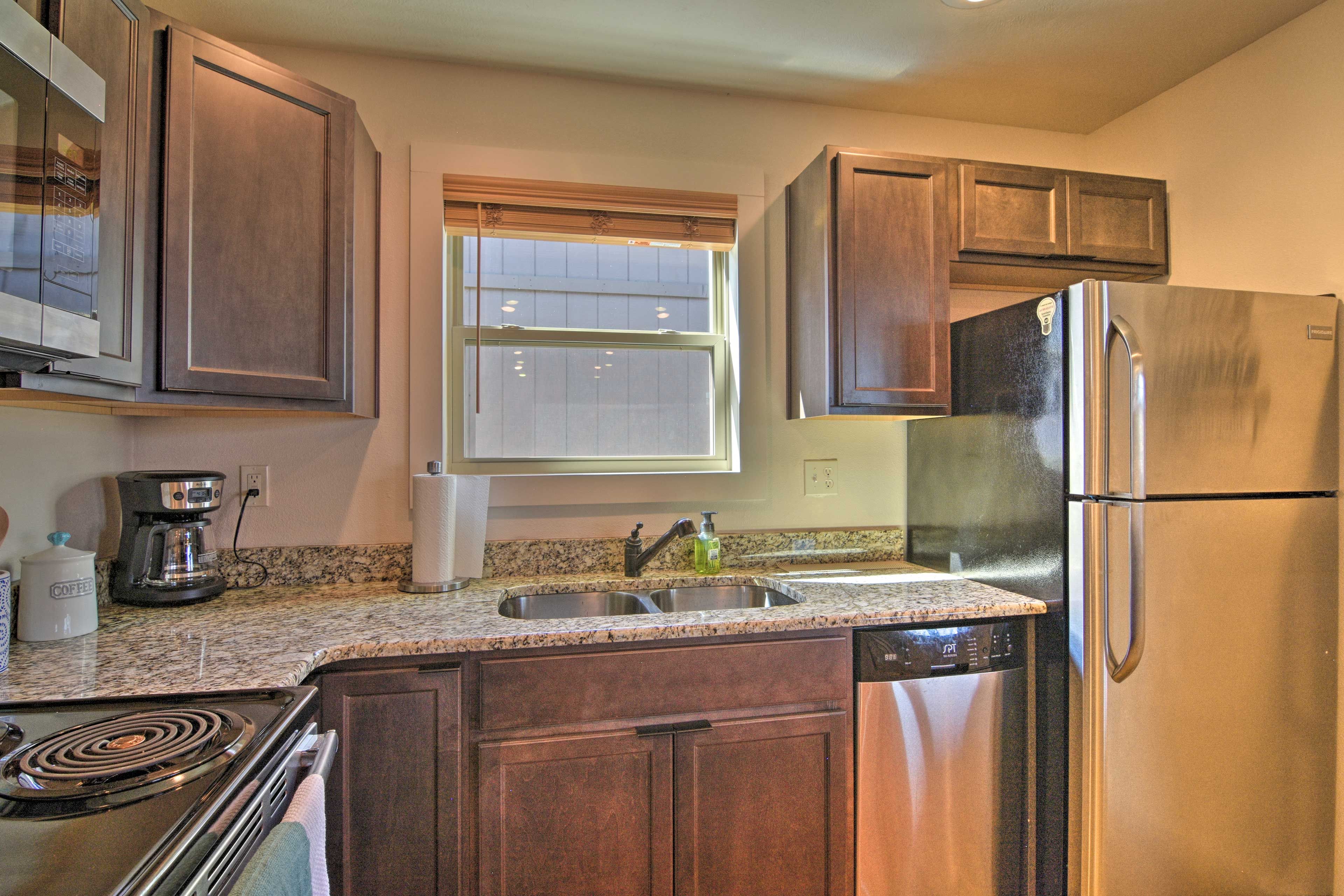 Kitchen | Trash Bags/Paper Towels Provided