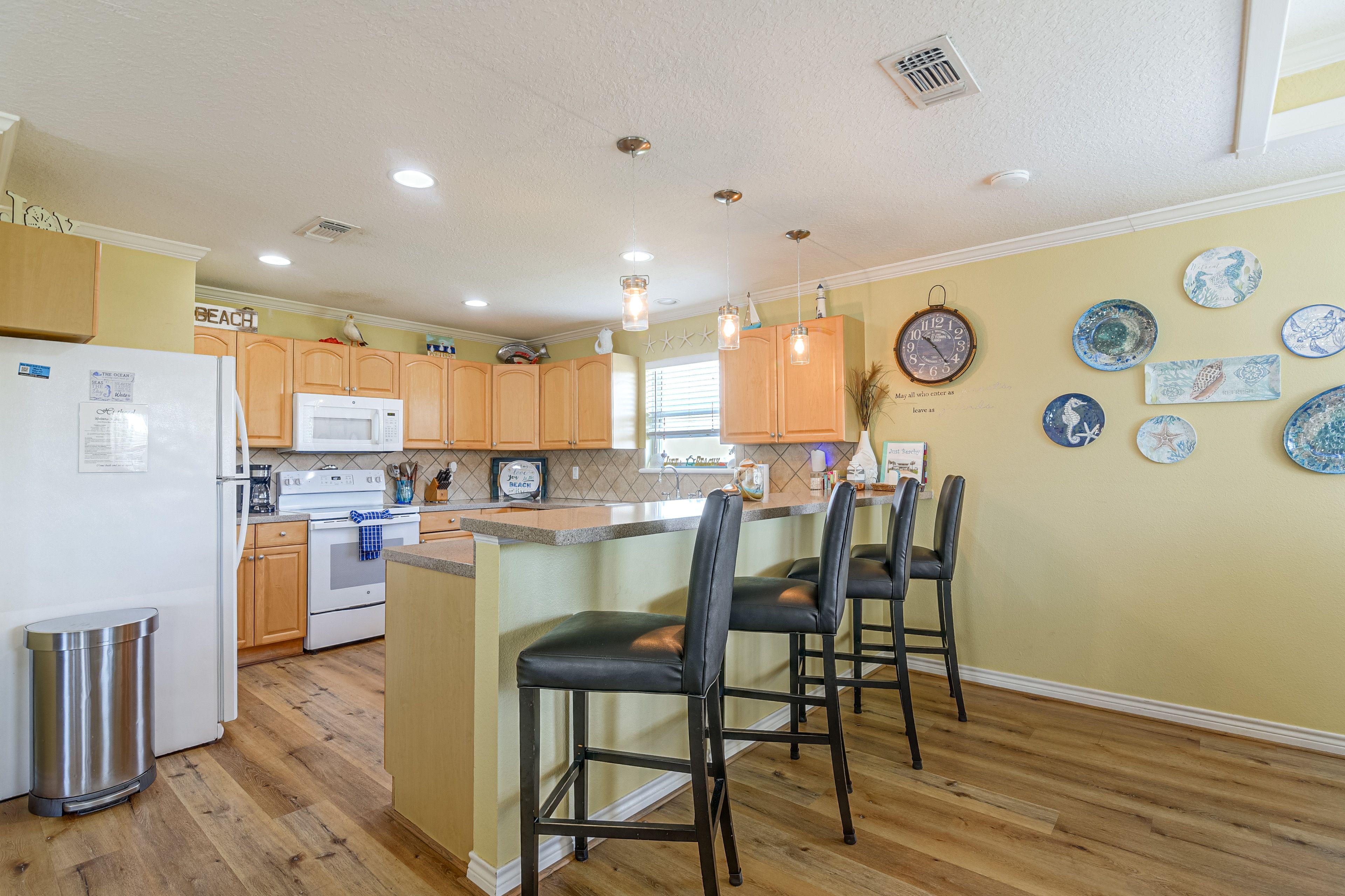 Kitchen | Fully Equipped w/ Cooking Basics
