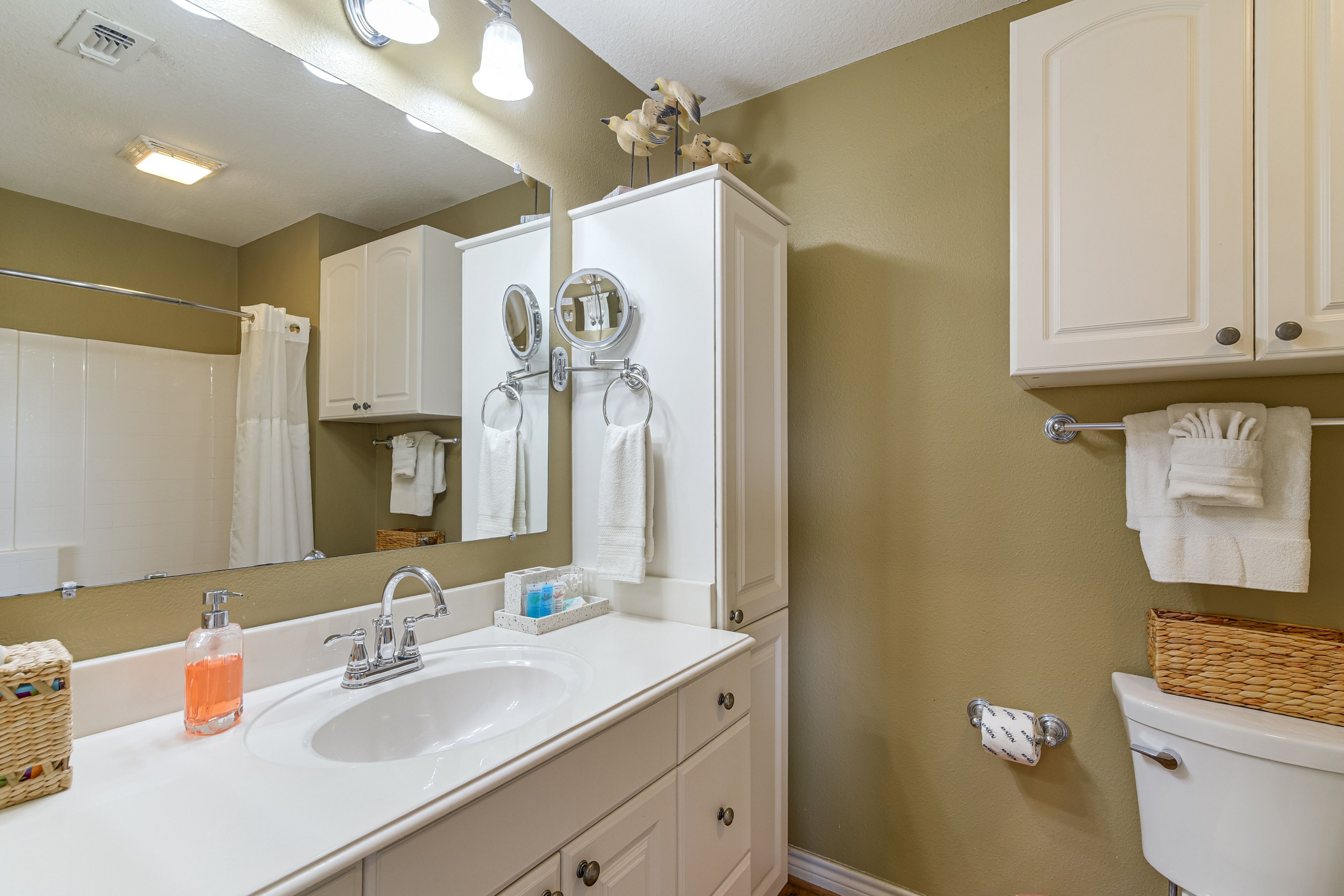 En-Suite Bathroom | Towels & Linens Provided