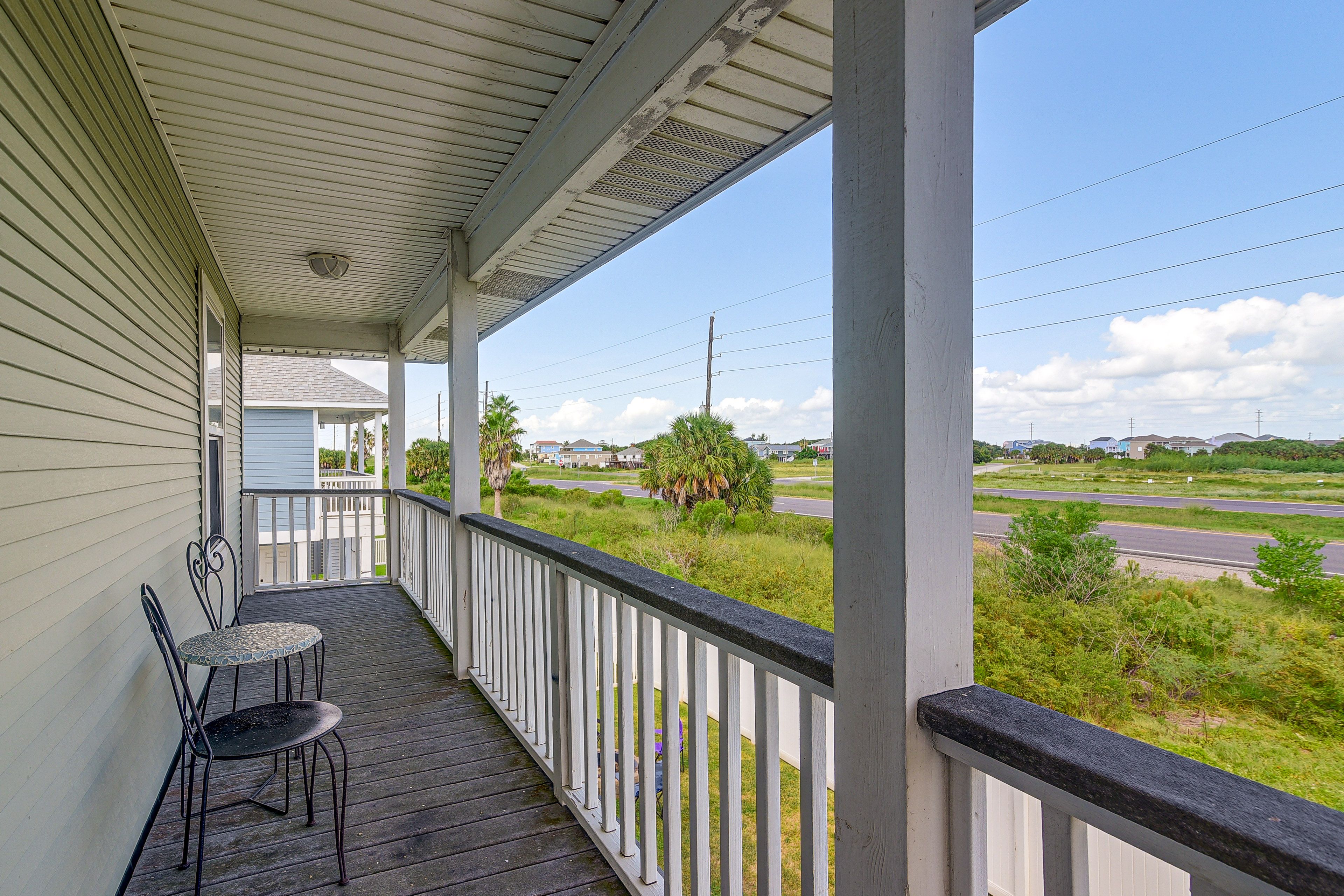 Covered Deck | Seating & Dining
