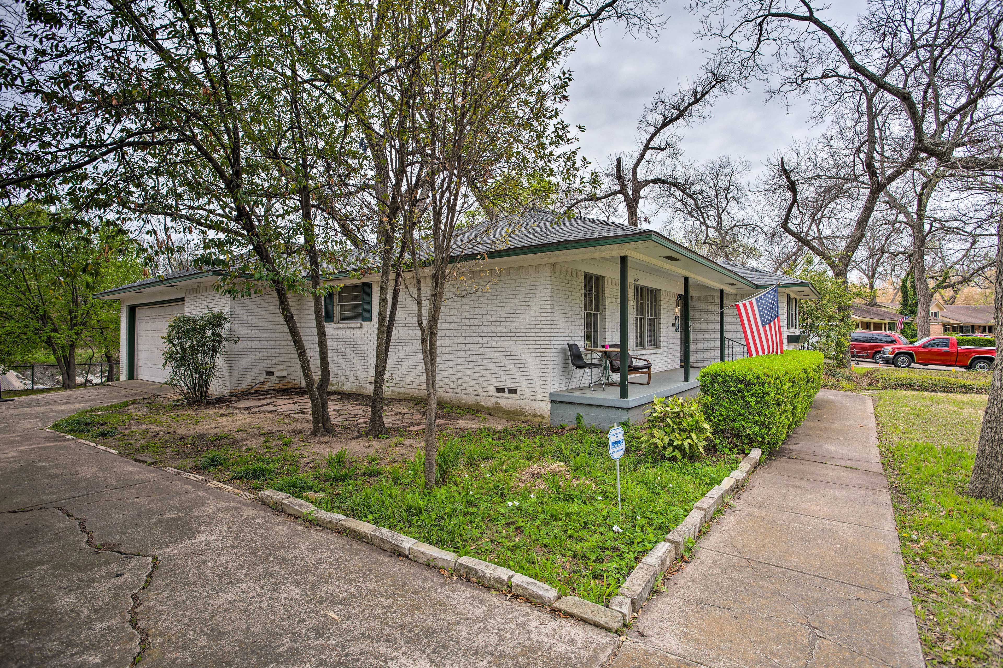 Parking | Driveway (5 Vehicles) | Street Parking | RV/Trailer Parking