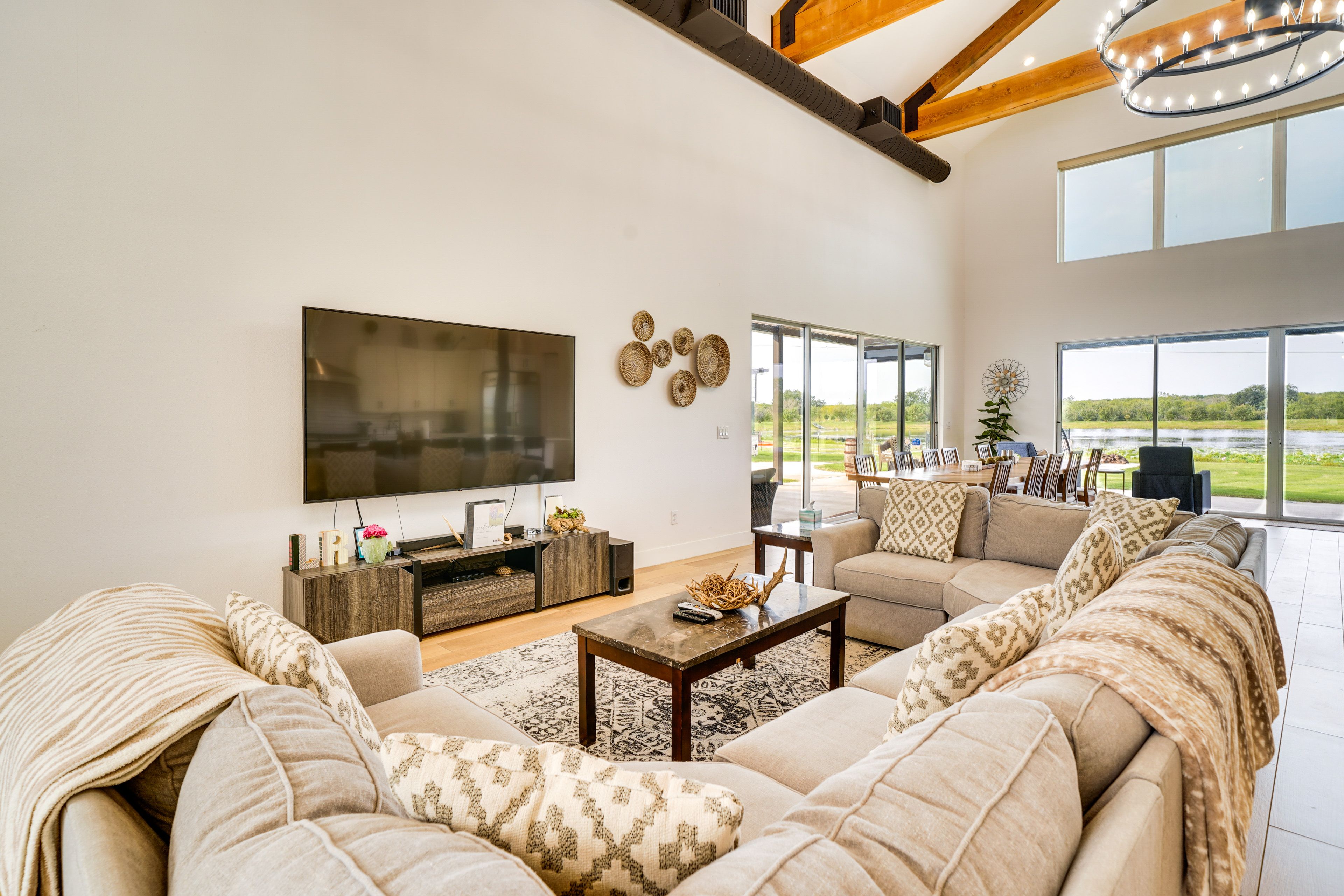 Living Room | Smart TV | Free WiFi | Single-Story Home