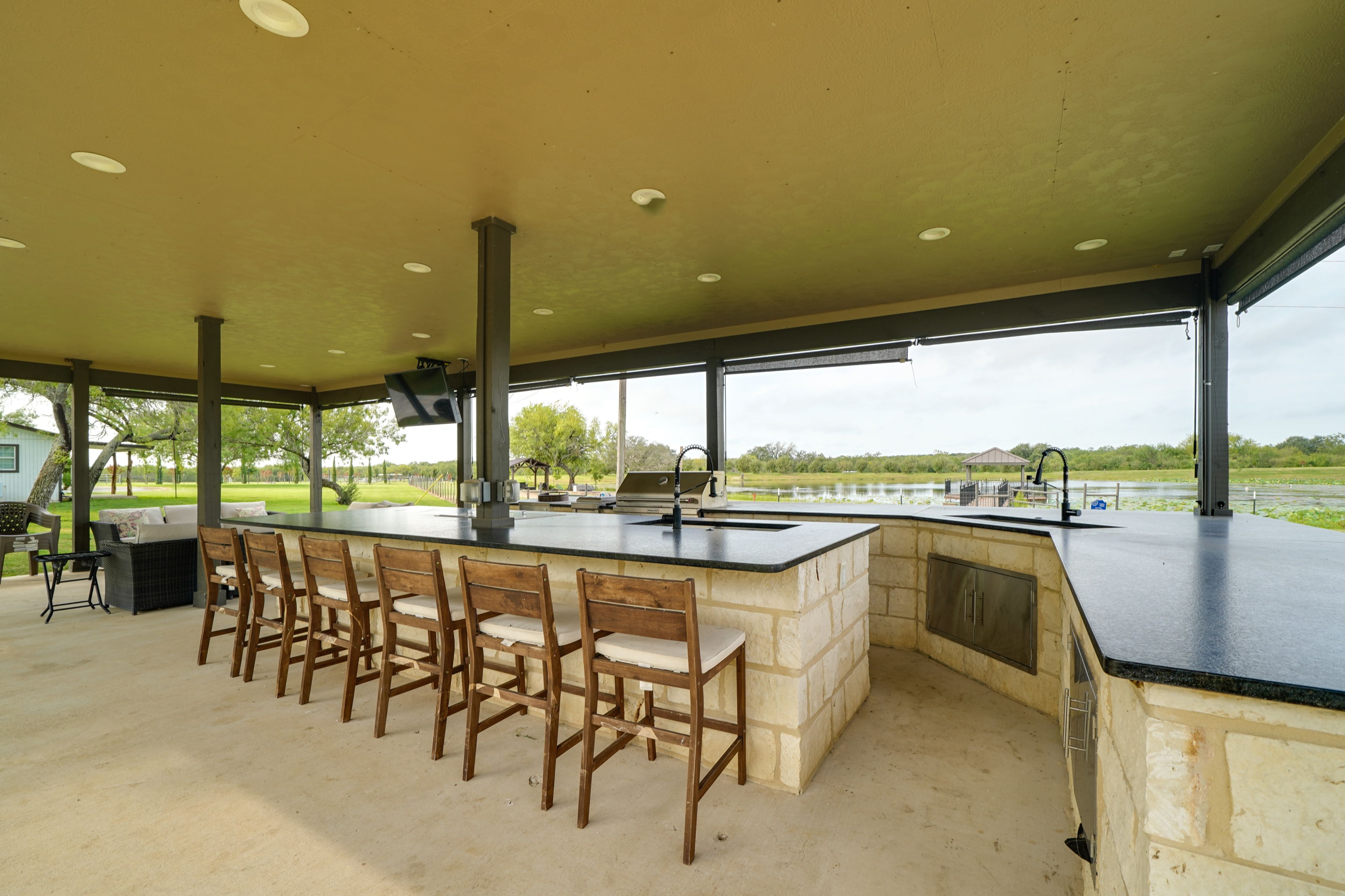 Community Amenities | Outdoor Kitchen | Gas Grill