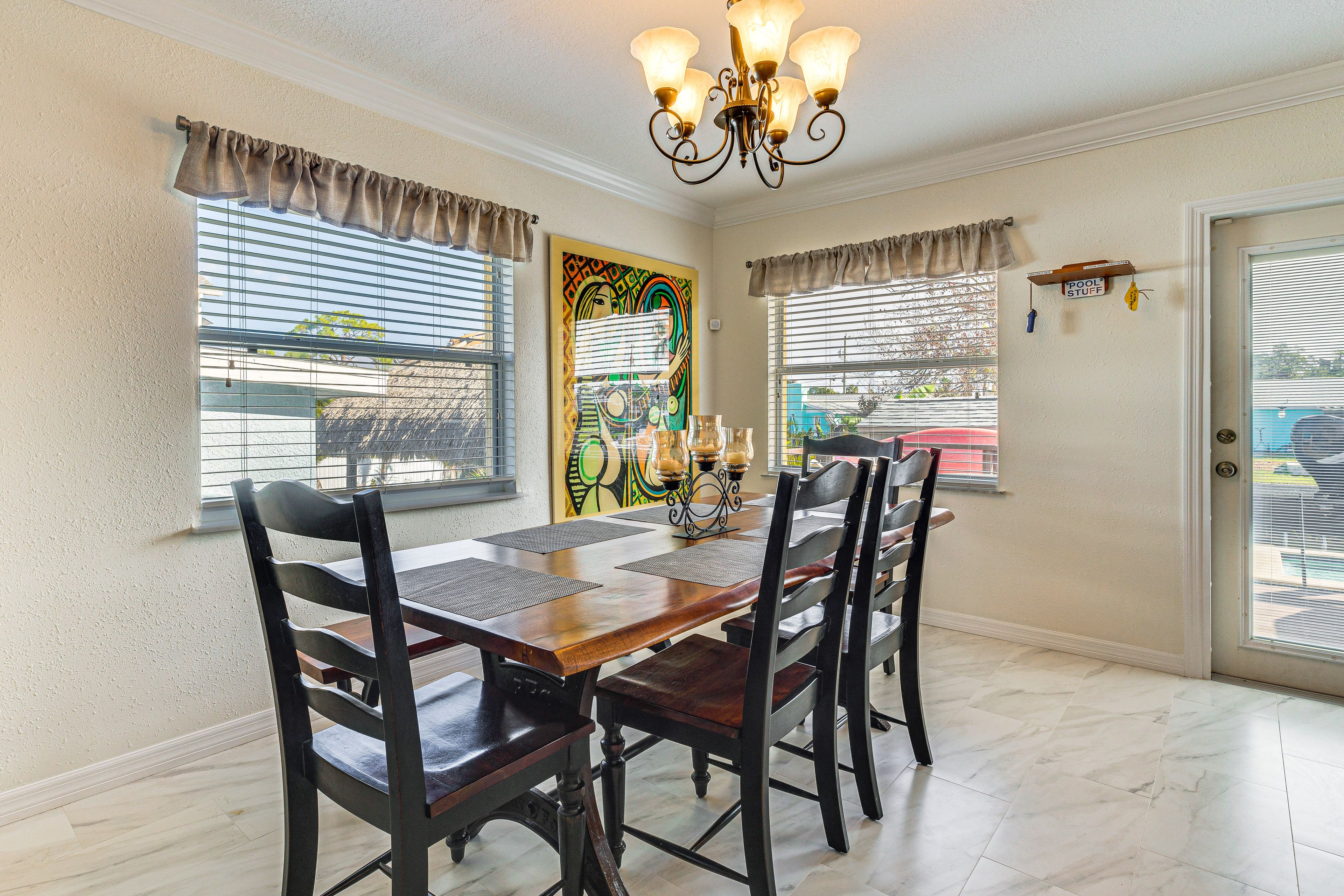 Dining Area | Dishes & Flatware Provided