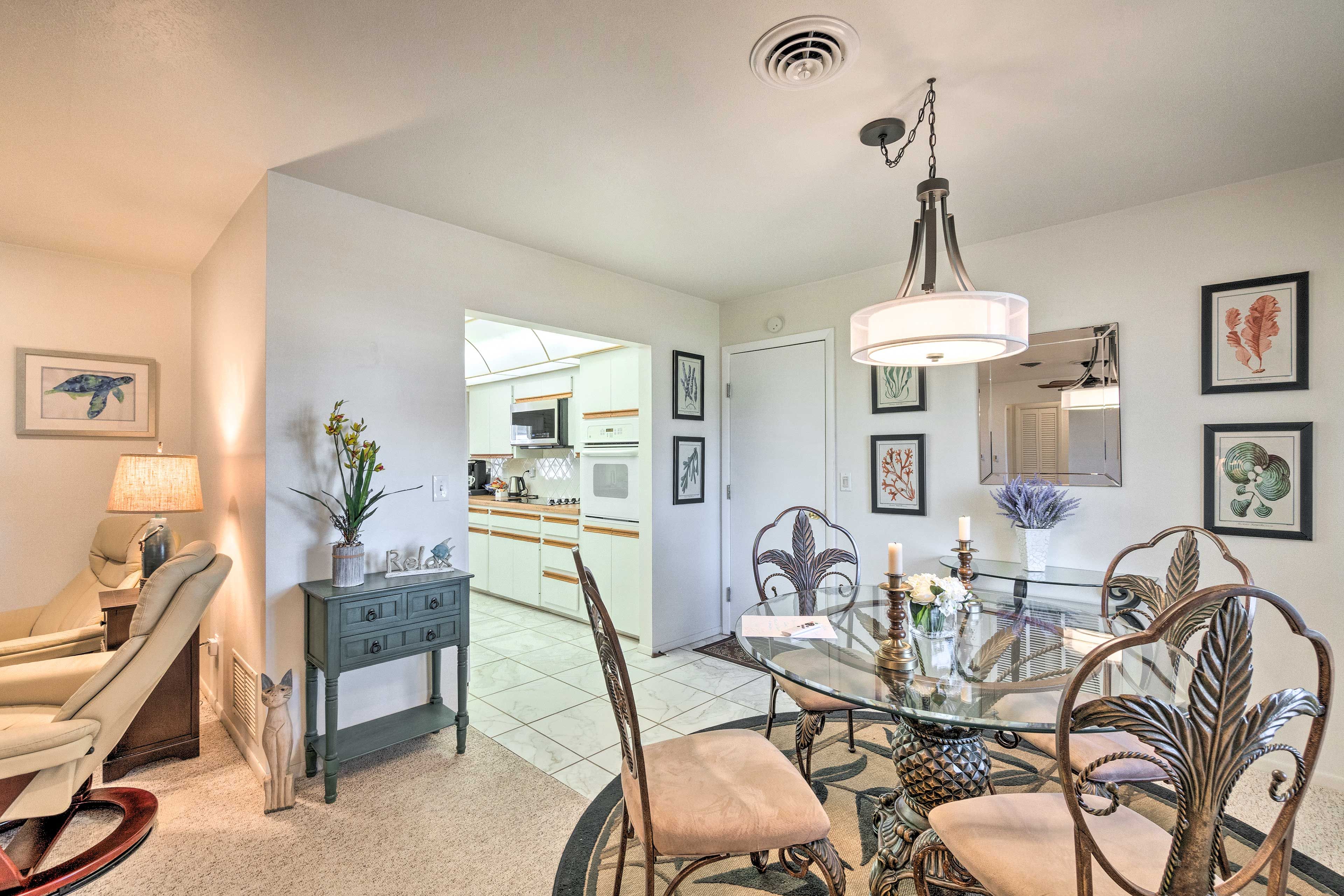 Dining Area | Dishware/Flatware Available