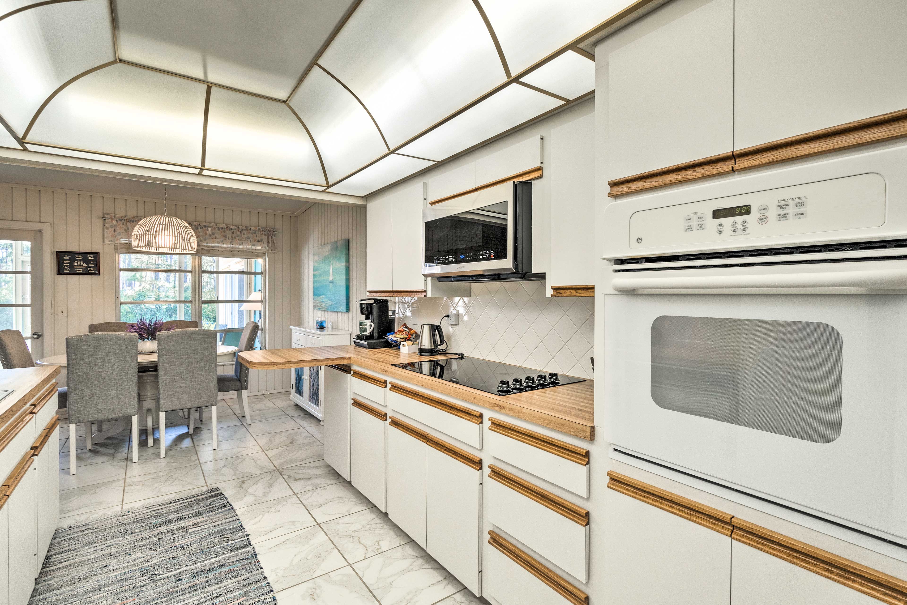 Kitchen | Keurig Coffee Maker | Complimentary Spices