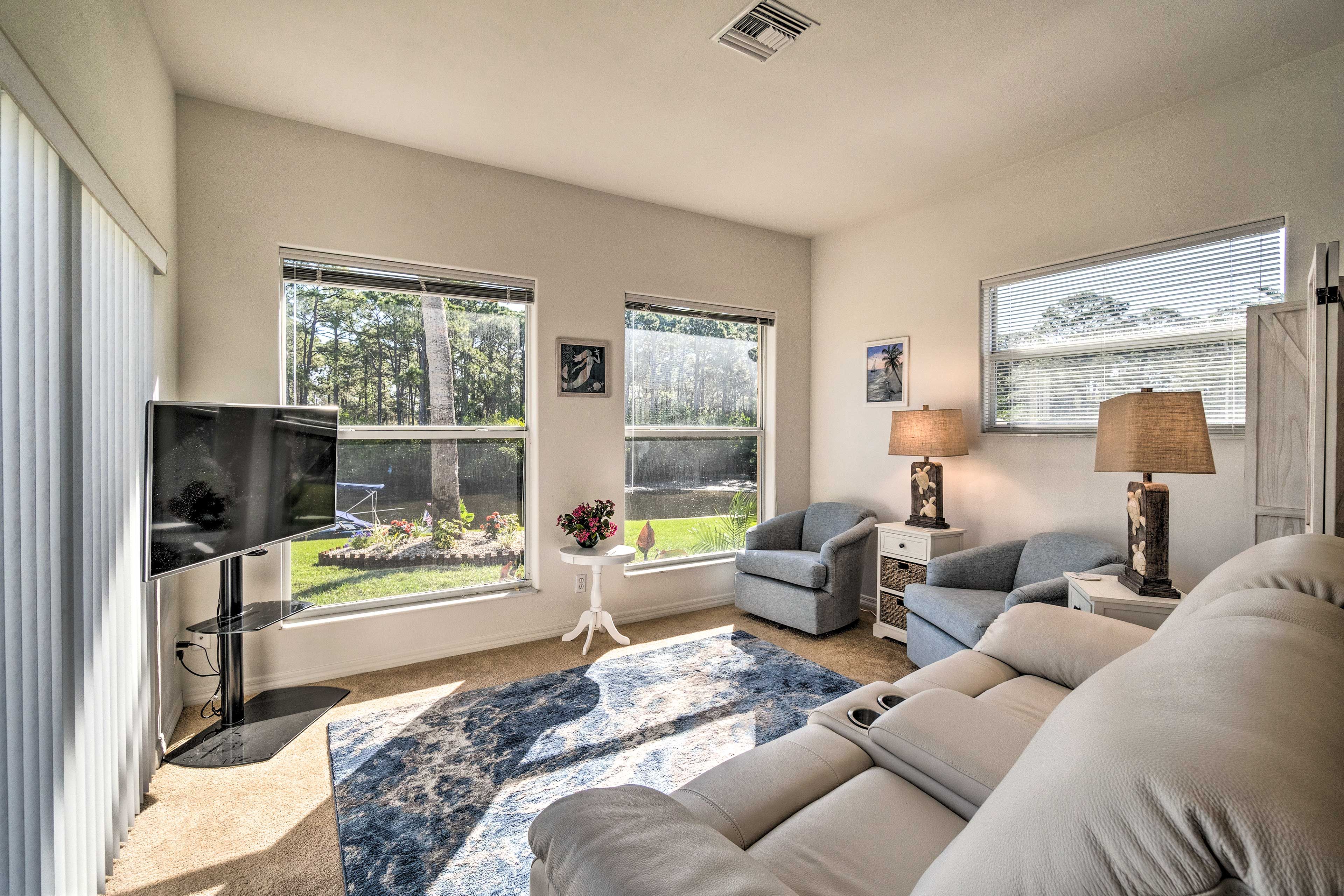 Attached Studio | Living Area | Cable/Satellite TV