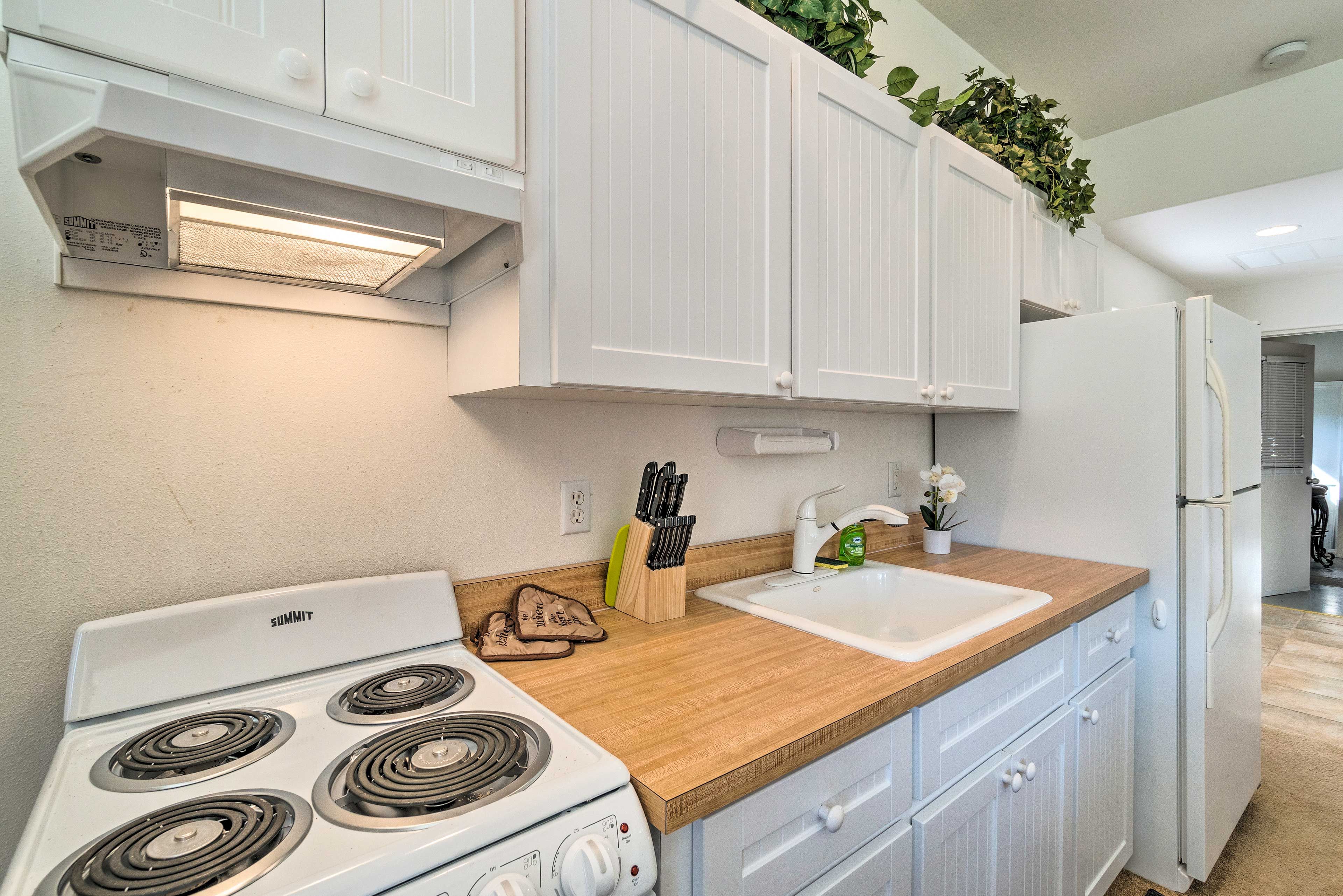 Attached Studio | Kitchenette