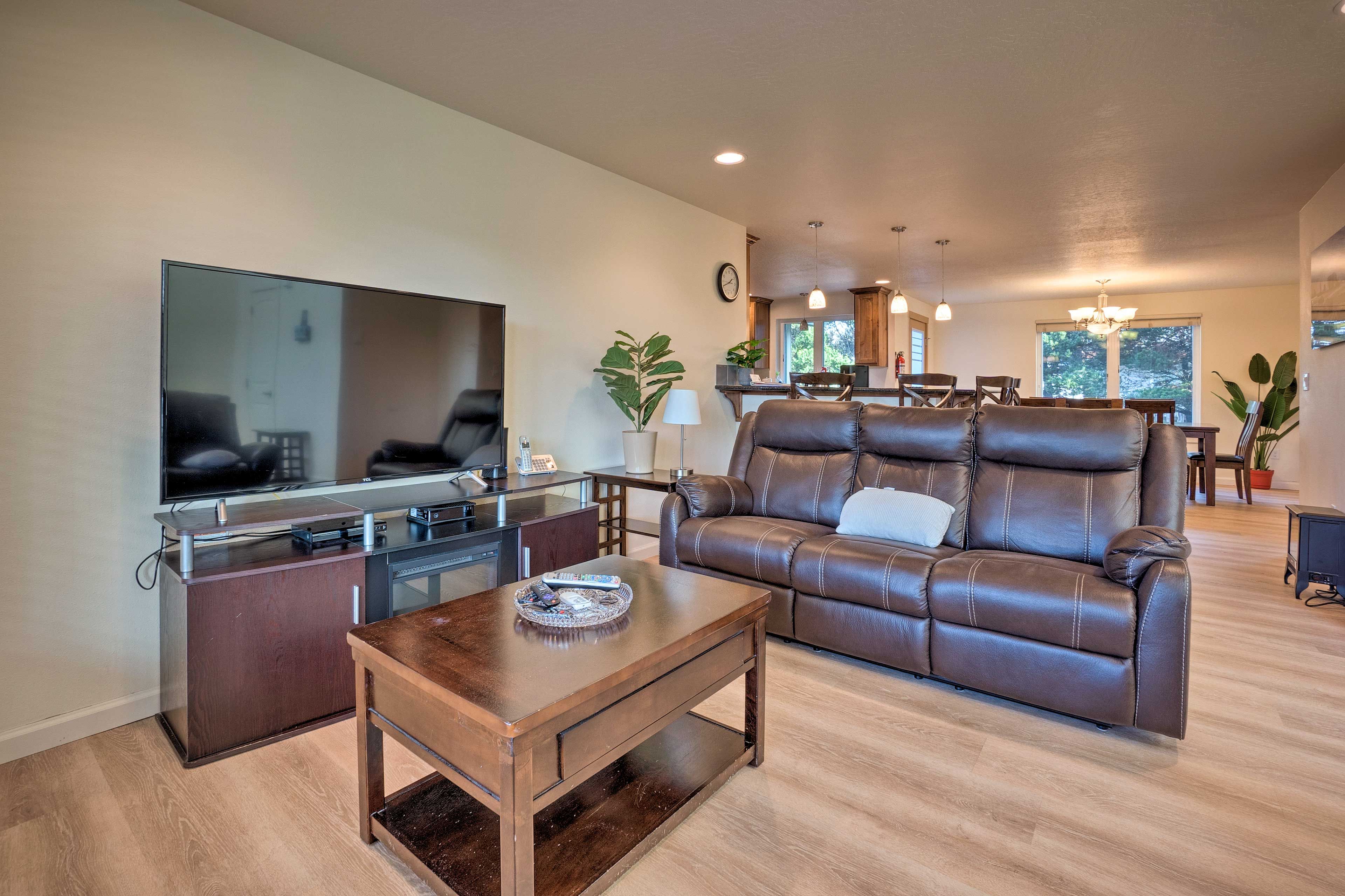 Living Room | 1st Floor | Smart TV