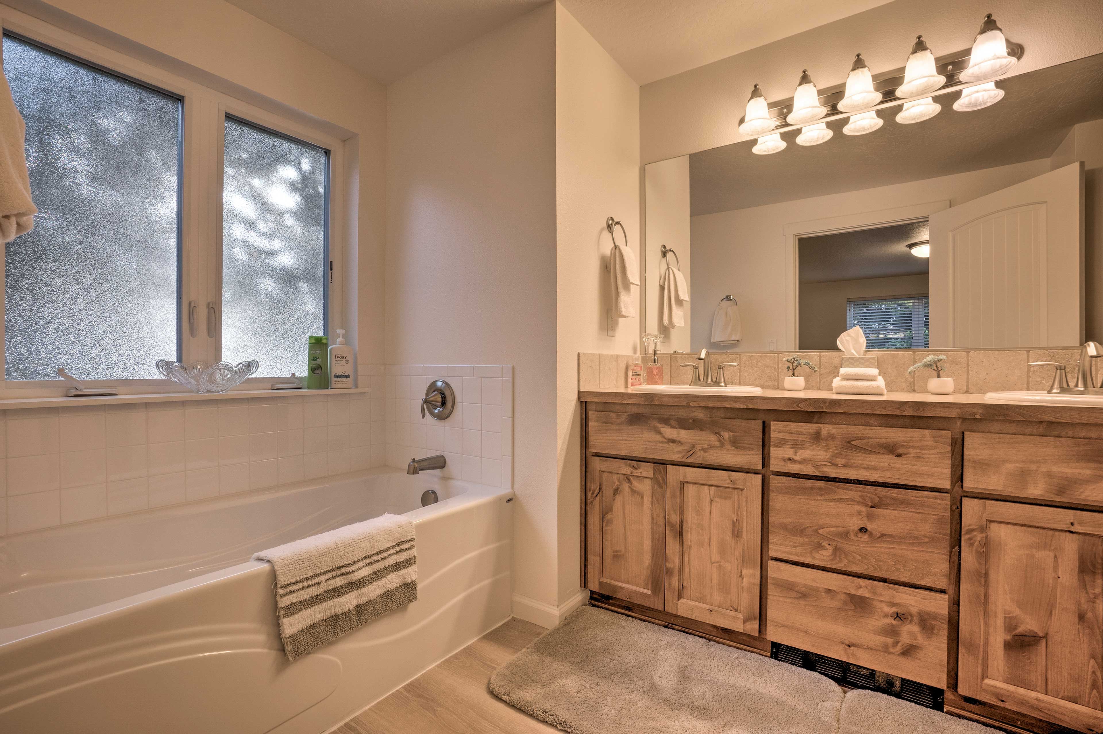 Bathroom | 1st Floor | Towels Provided