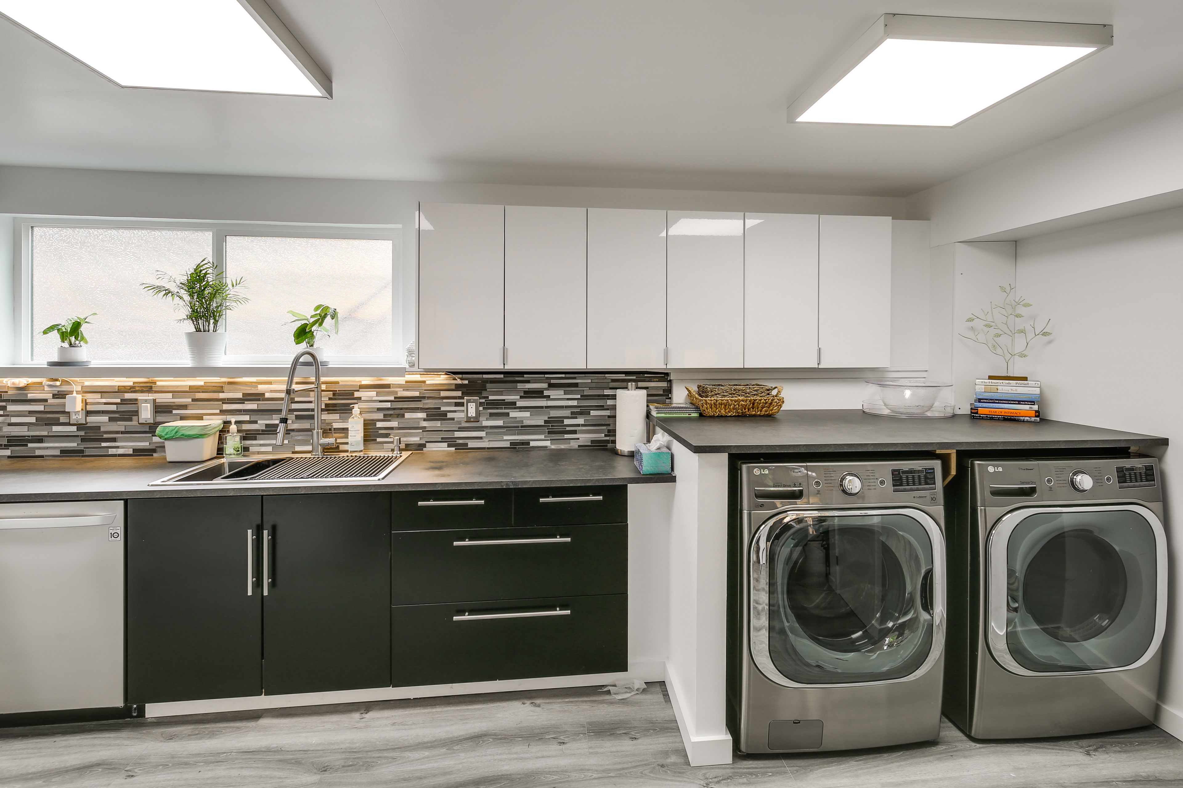Kitchen | Laundry Machines (Linens & Towels Provided)