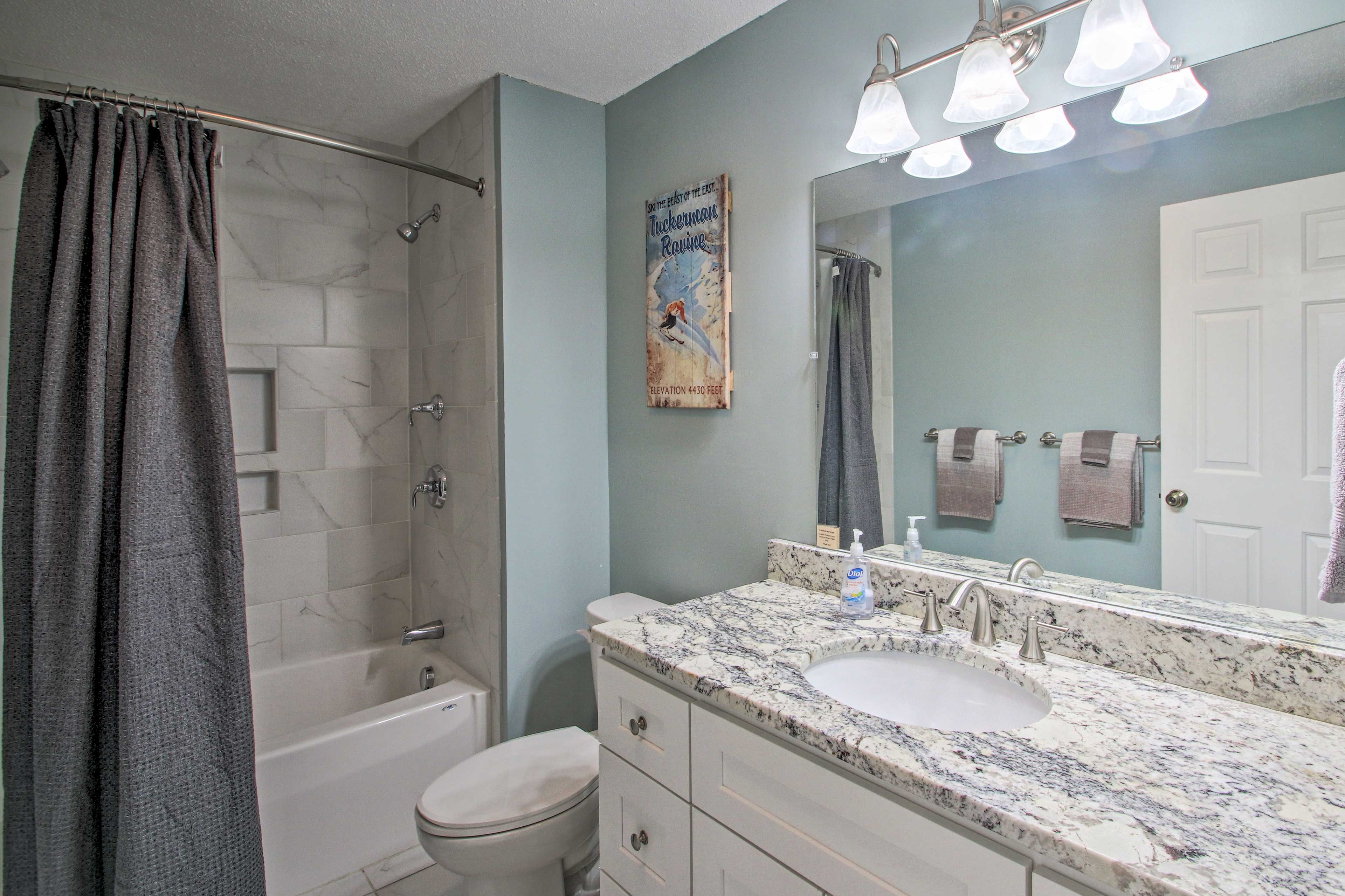 Full Bathroom | Main Floor | Towels Provided