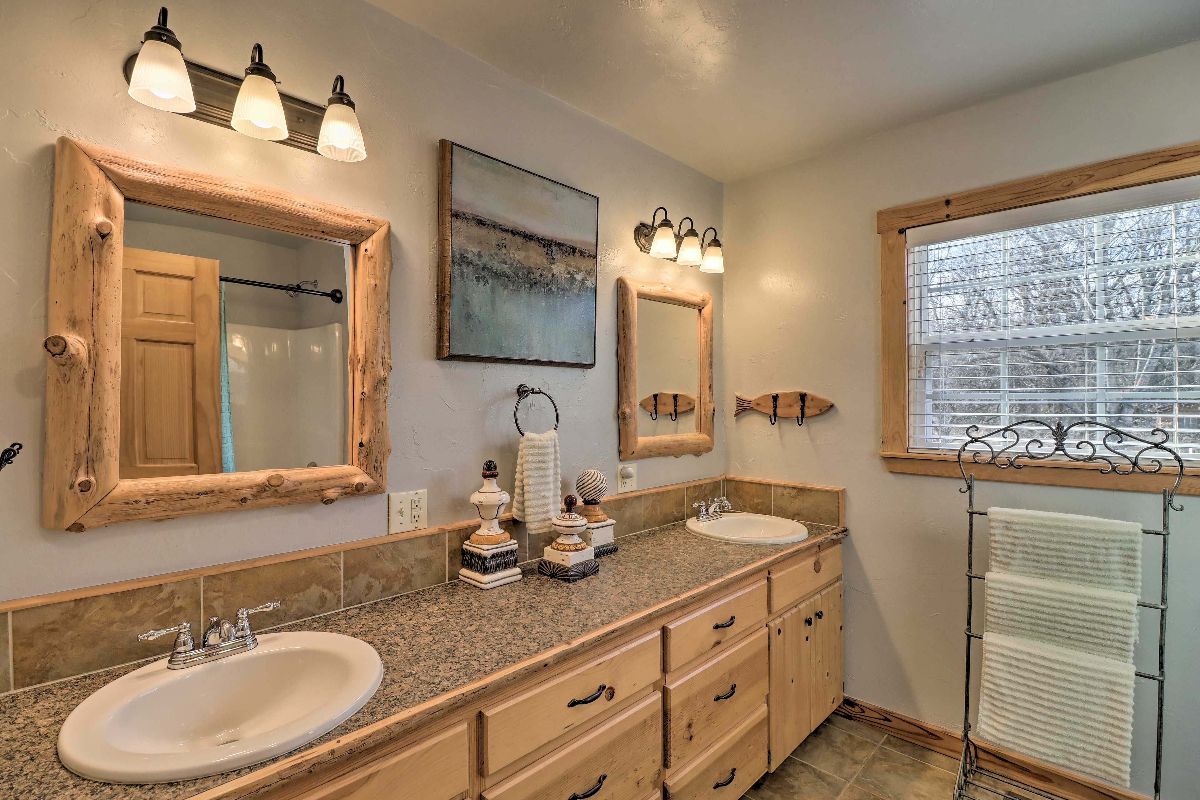 En-Suite Bath | Shower/Tub Combos