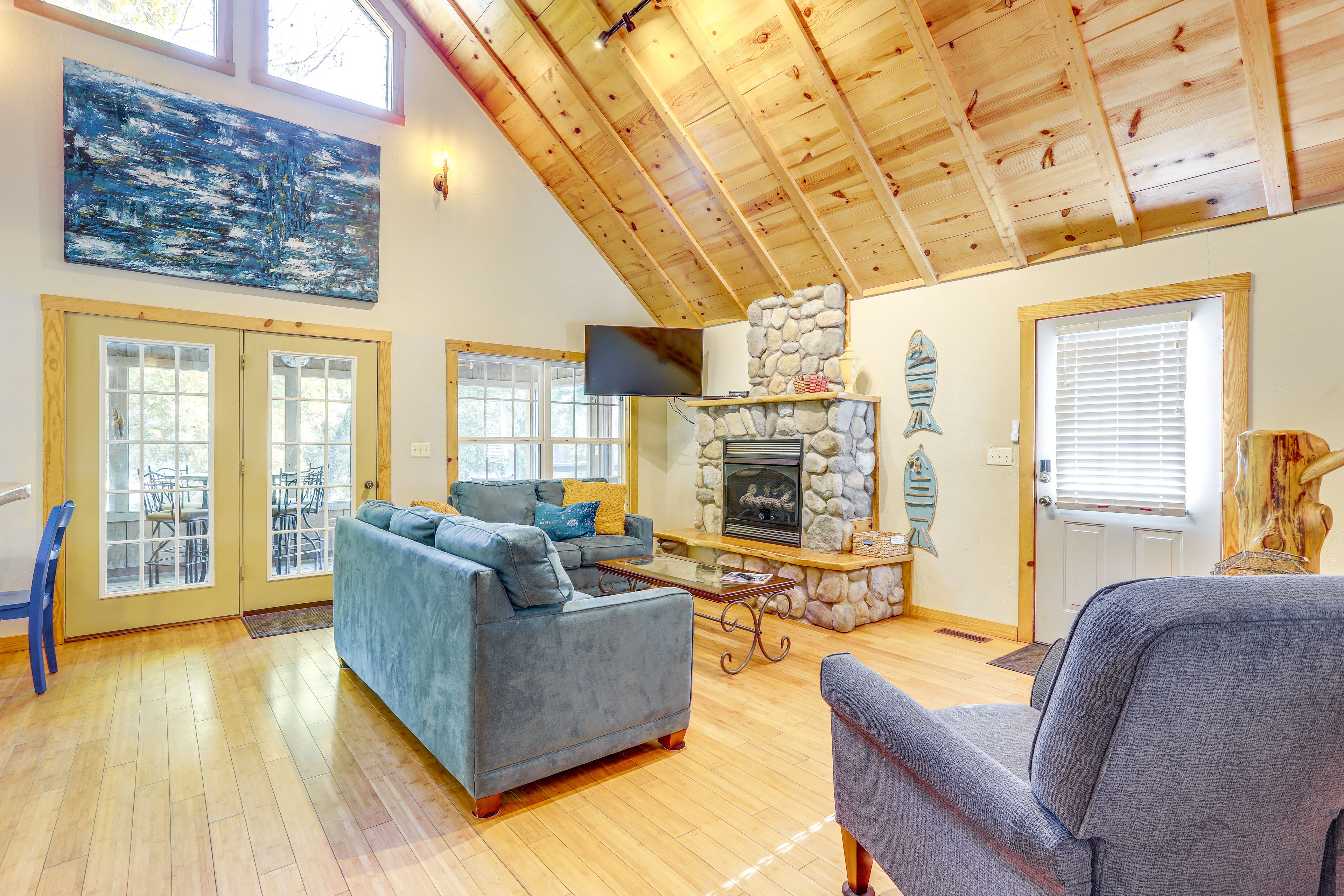 Living Room | Gas Fireplace | Smart TV | Free WiFi | 1st Floor