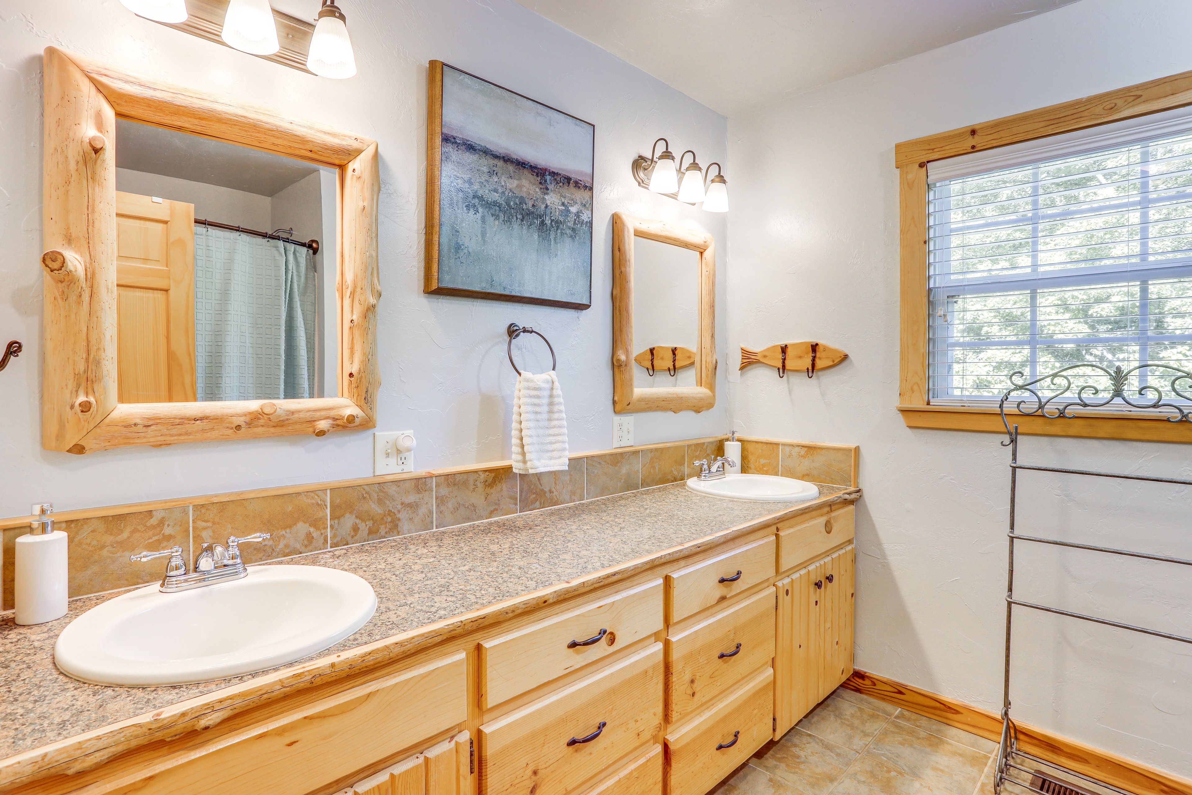 En-Suite Bath | Shower/Tub Combos | 1st Floor