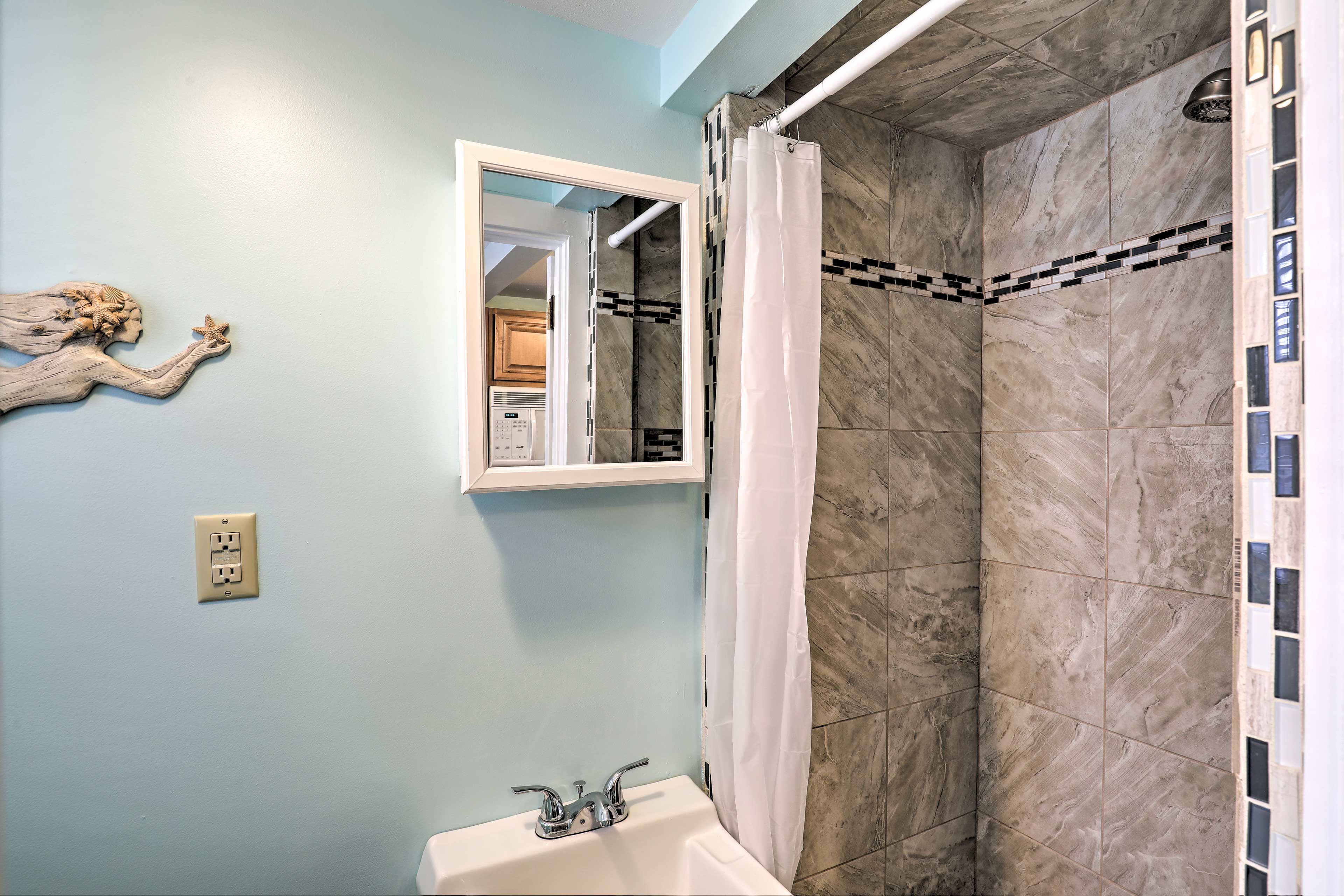 Full Bathroom | 2nd Floor | Complimentary Toiletries
