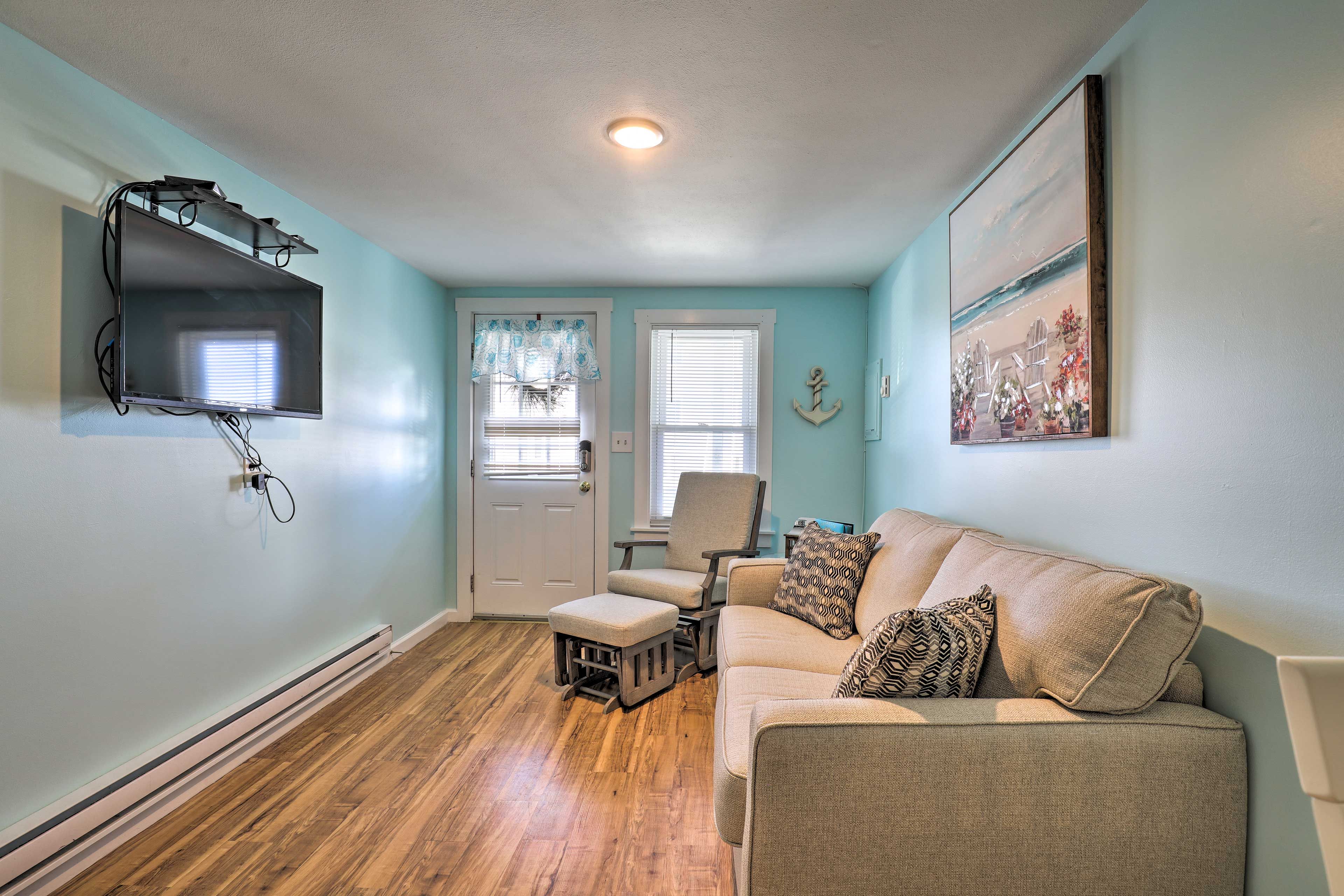 Salisbury Vacation Rental | 2-Story Condo | 2BR | 1BA | 486 Sq Ft