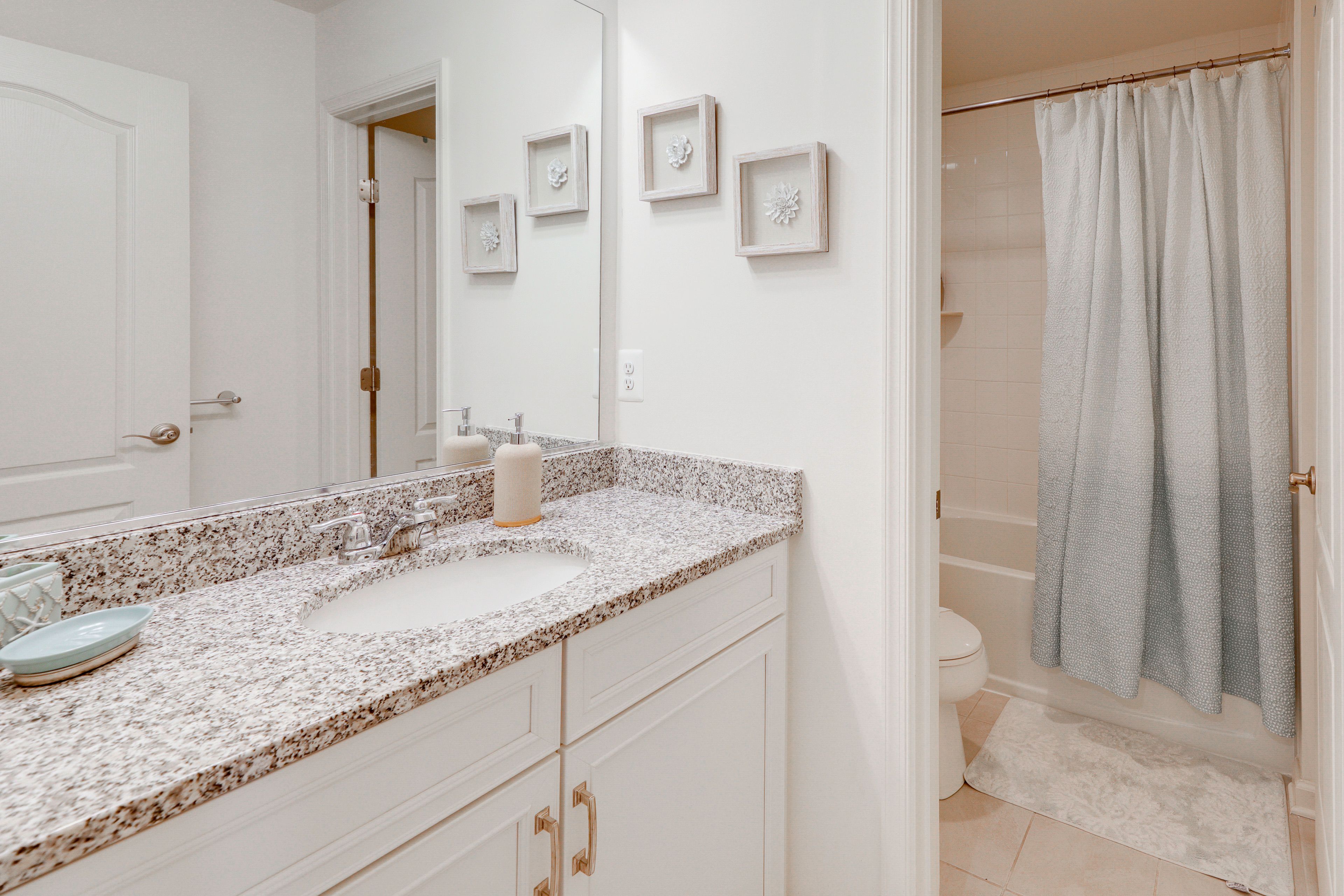 Full Bathroom | 2nd Floor