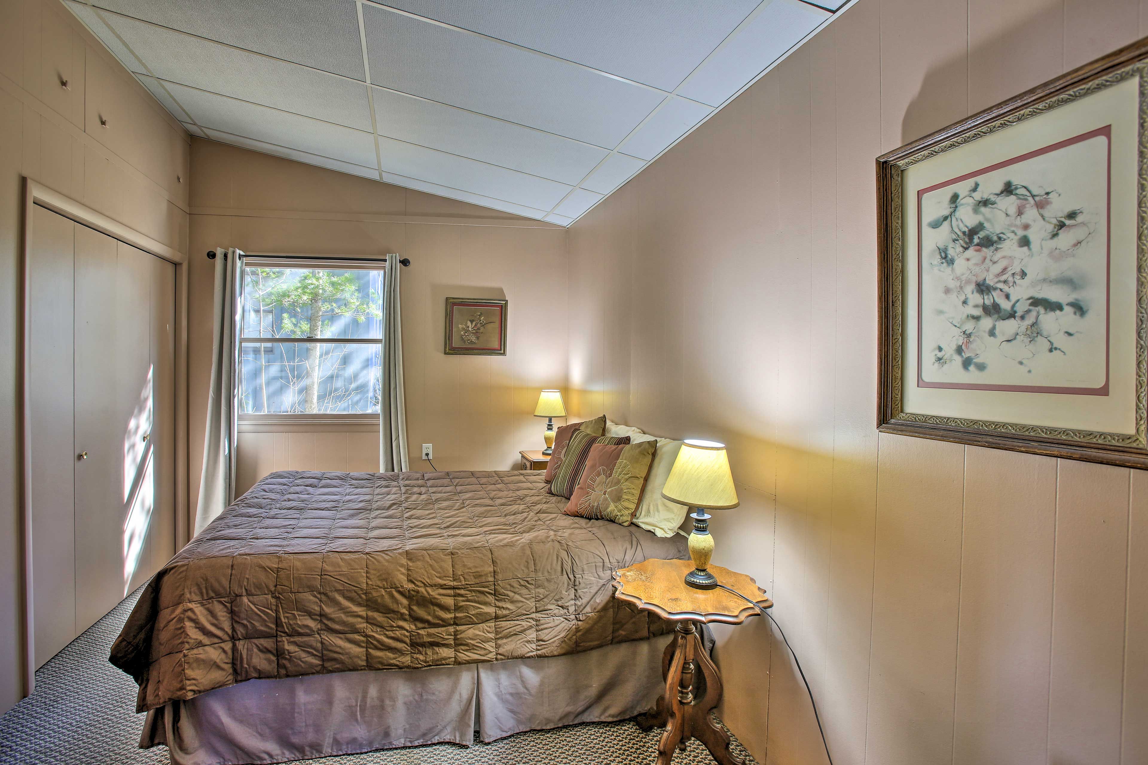 Bedroom 1 | Main house | Queen Bed | Linens Not Provided