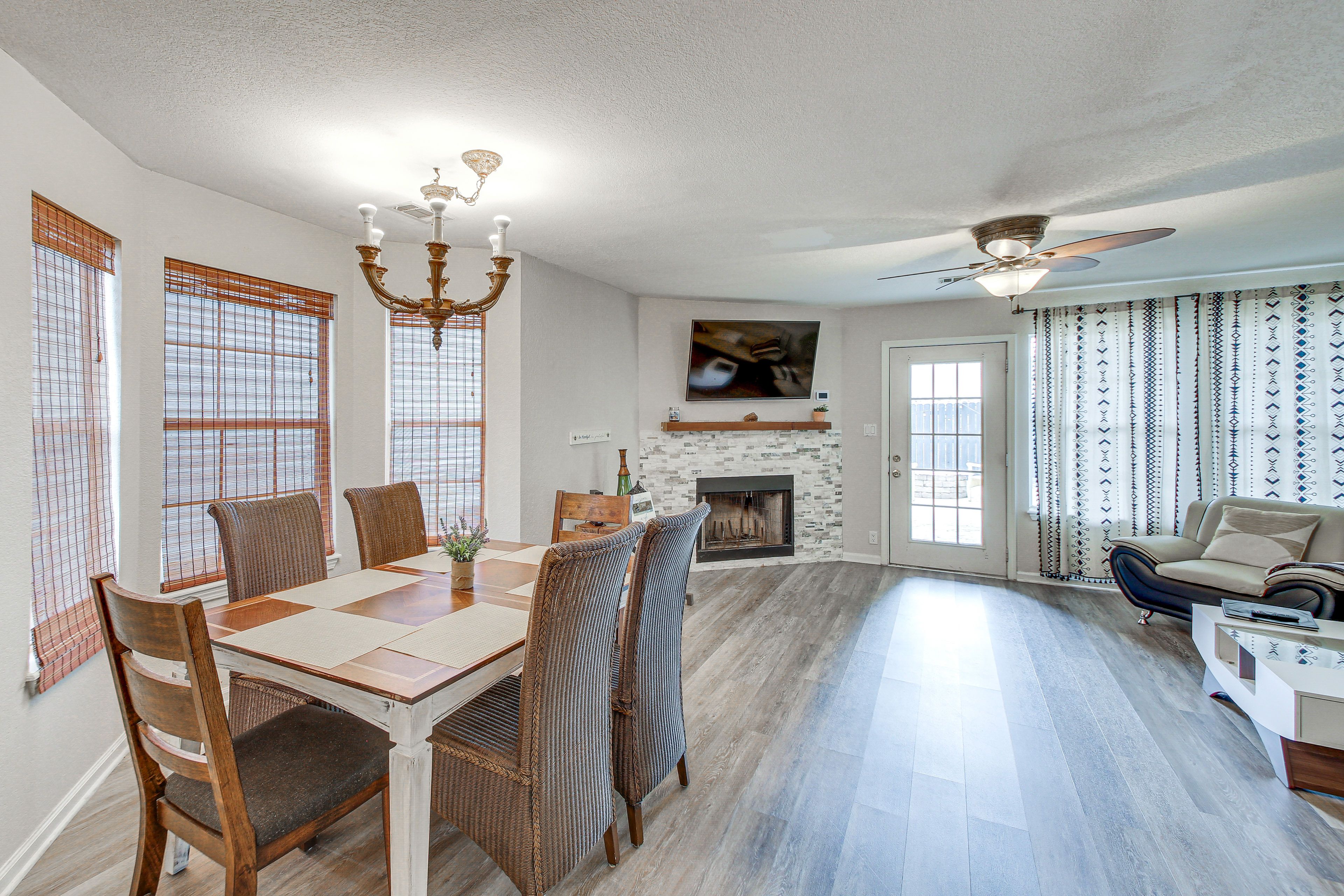 Living Room | Smart TV | Dining Area | 1st Floor