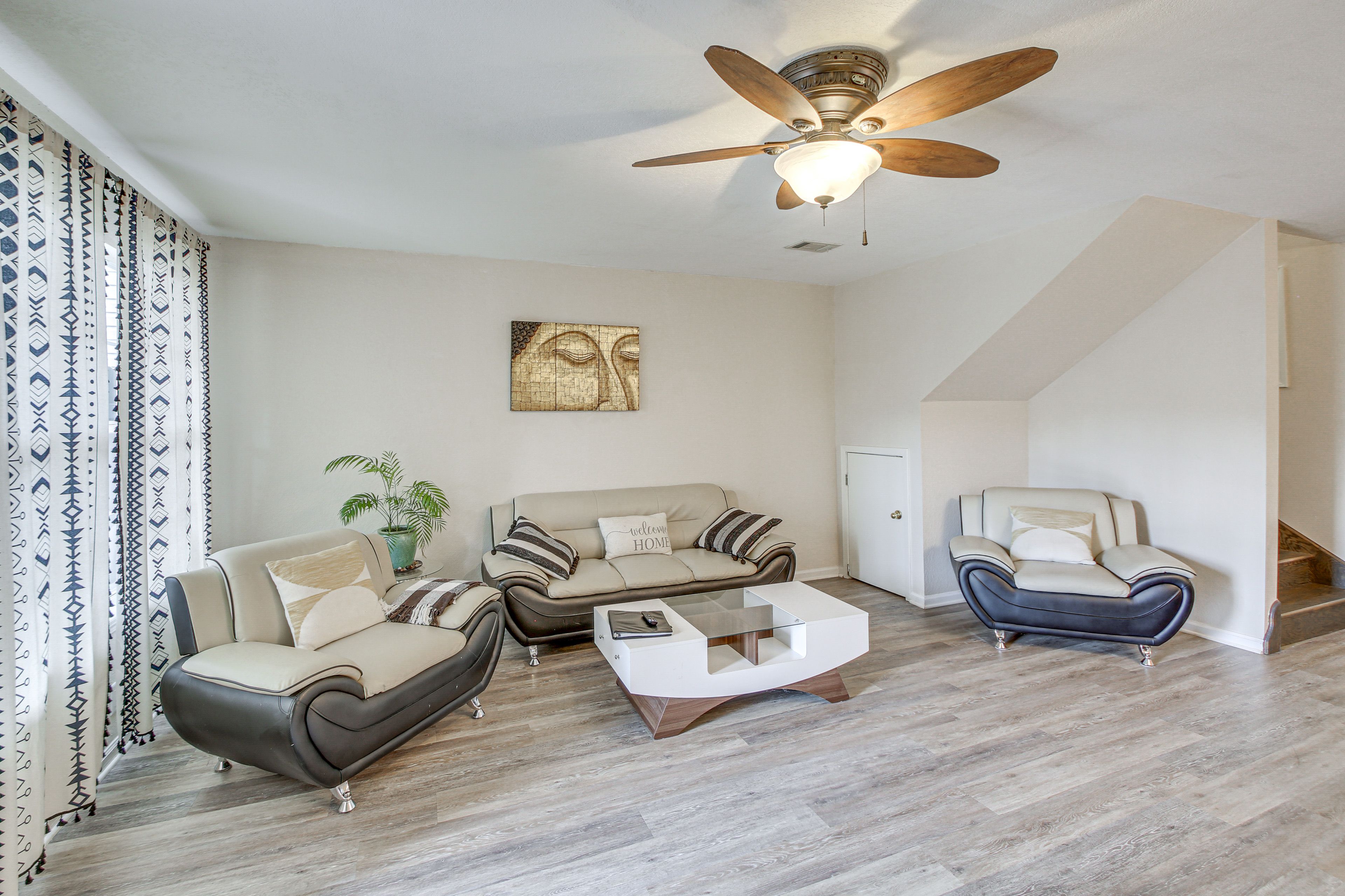 Living Room | Free WiFi | 1st Floor