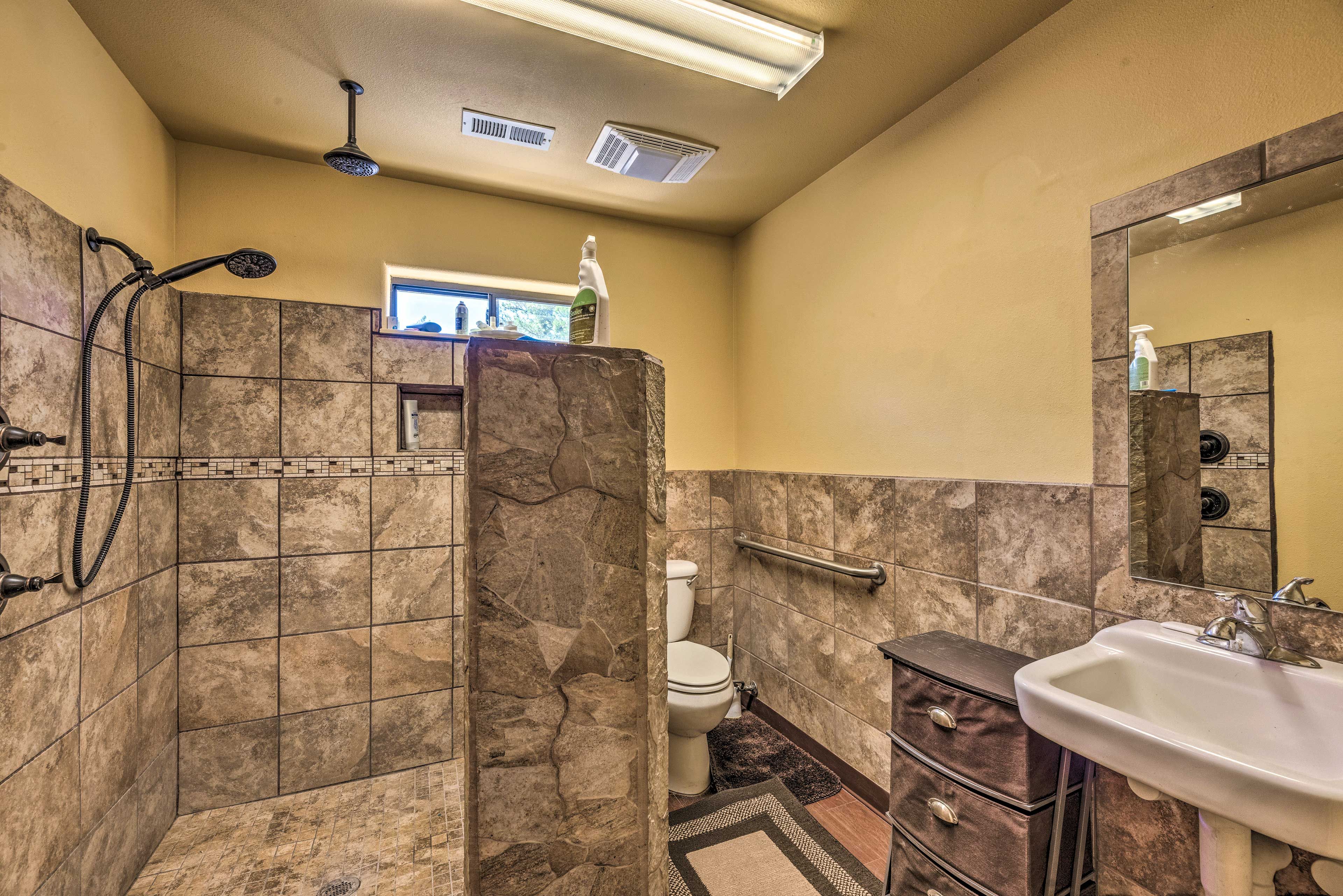 Full Bathroom | Towels Provided