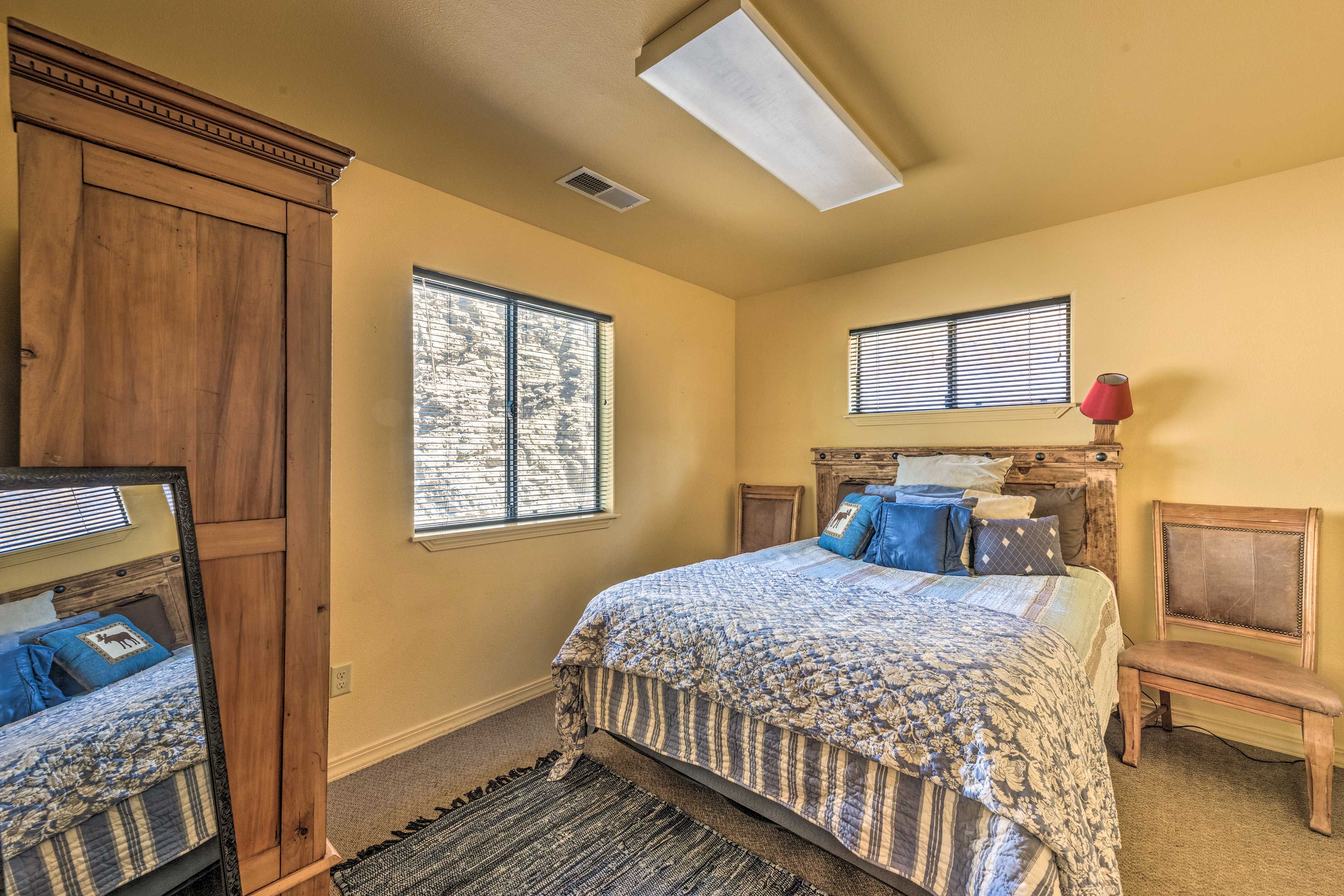 Bedroom 2 | Queen Bed