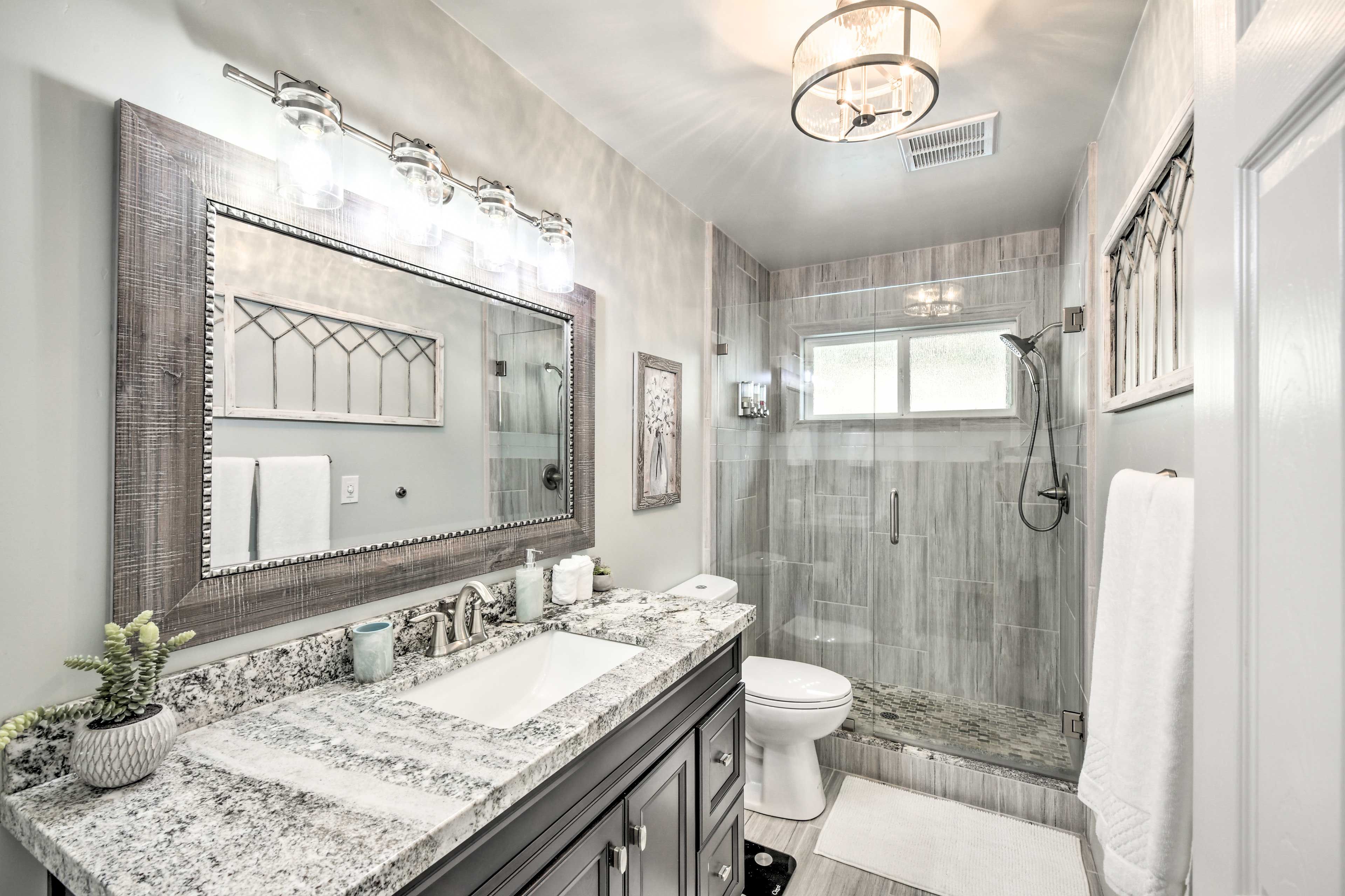 Full Bathroom | Towels Provided