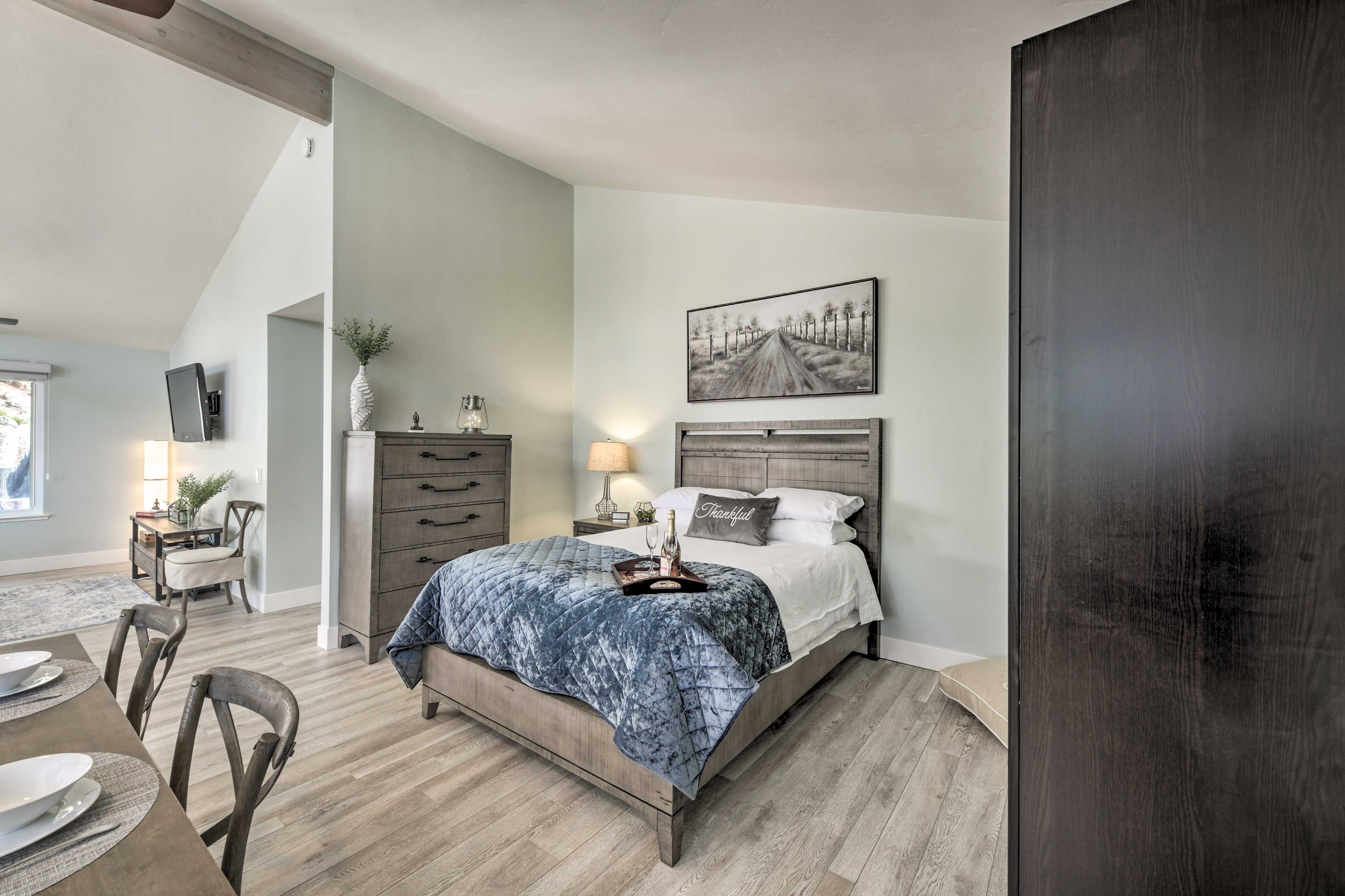 Studio | Queen Bed | Linens Provided