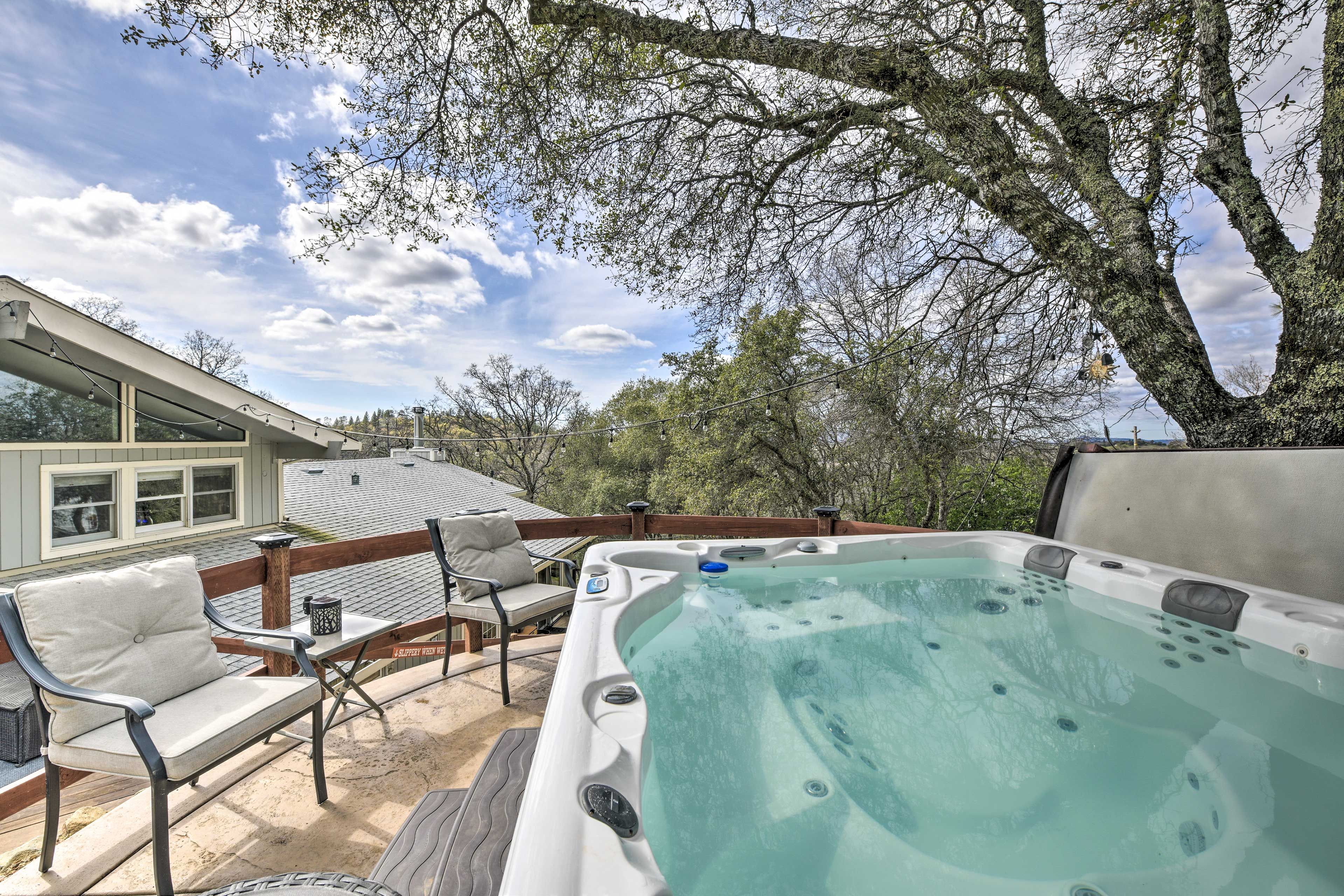 Private Backyard | Hot Tub