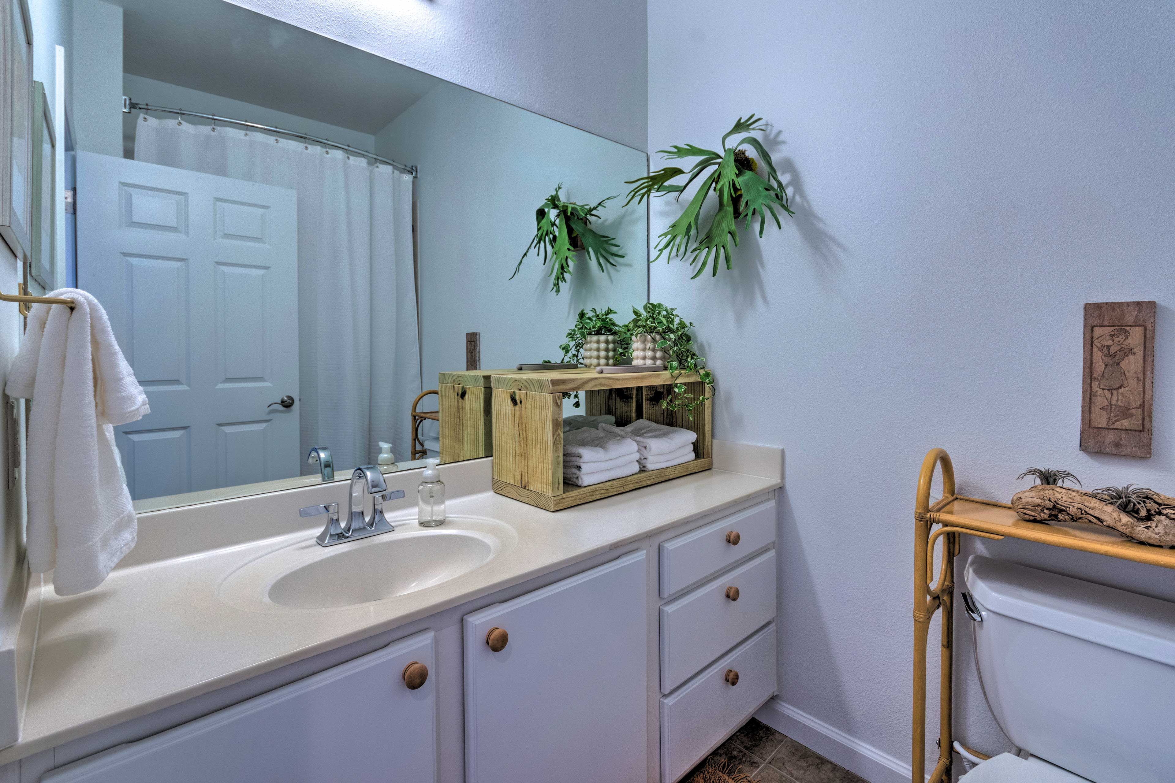 Full Bathroom | Shower/Tub Combo | Complimentary Toiletries